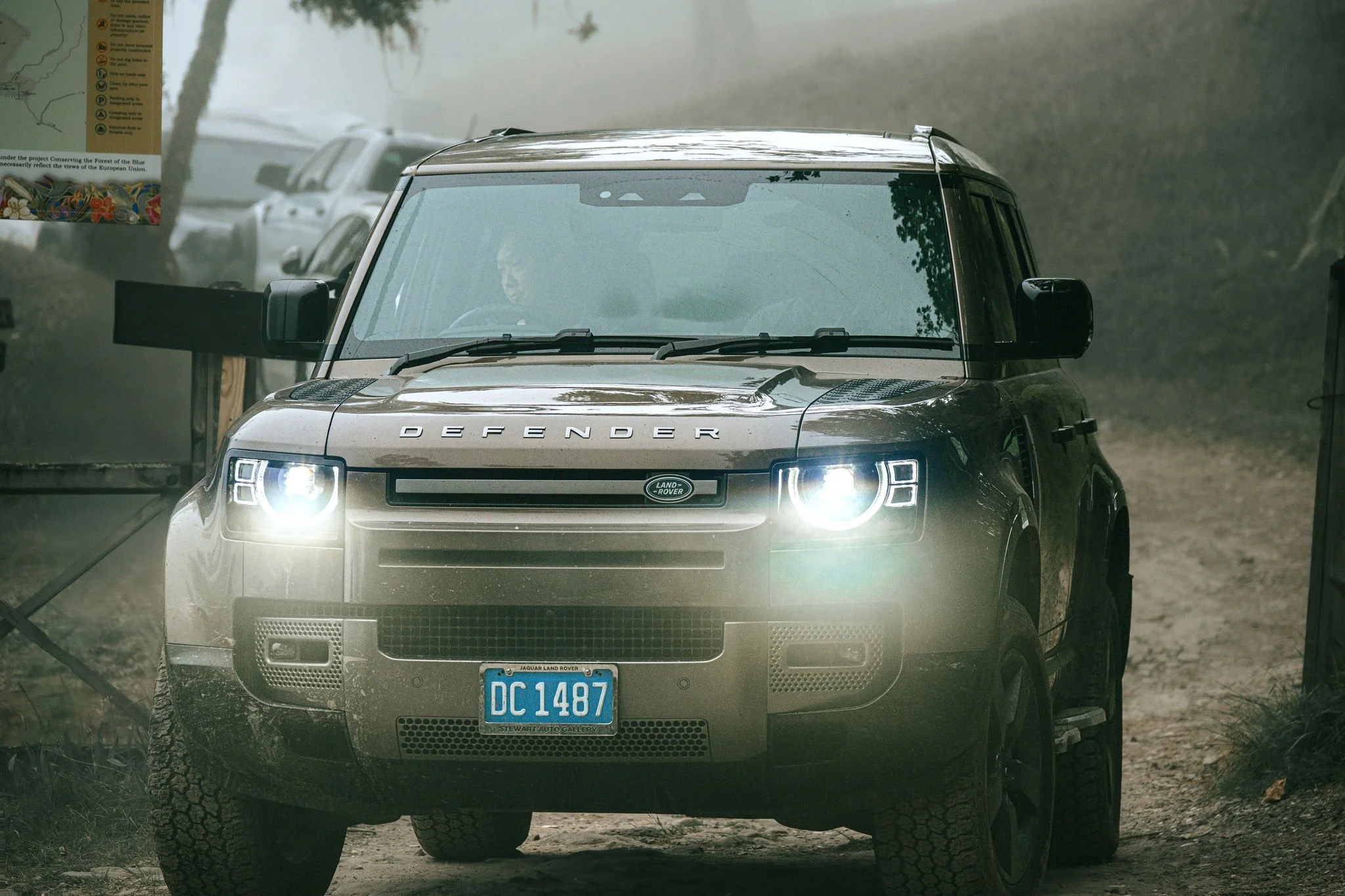 Land Rover Defender 2023.jpg