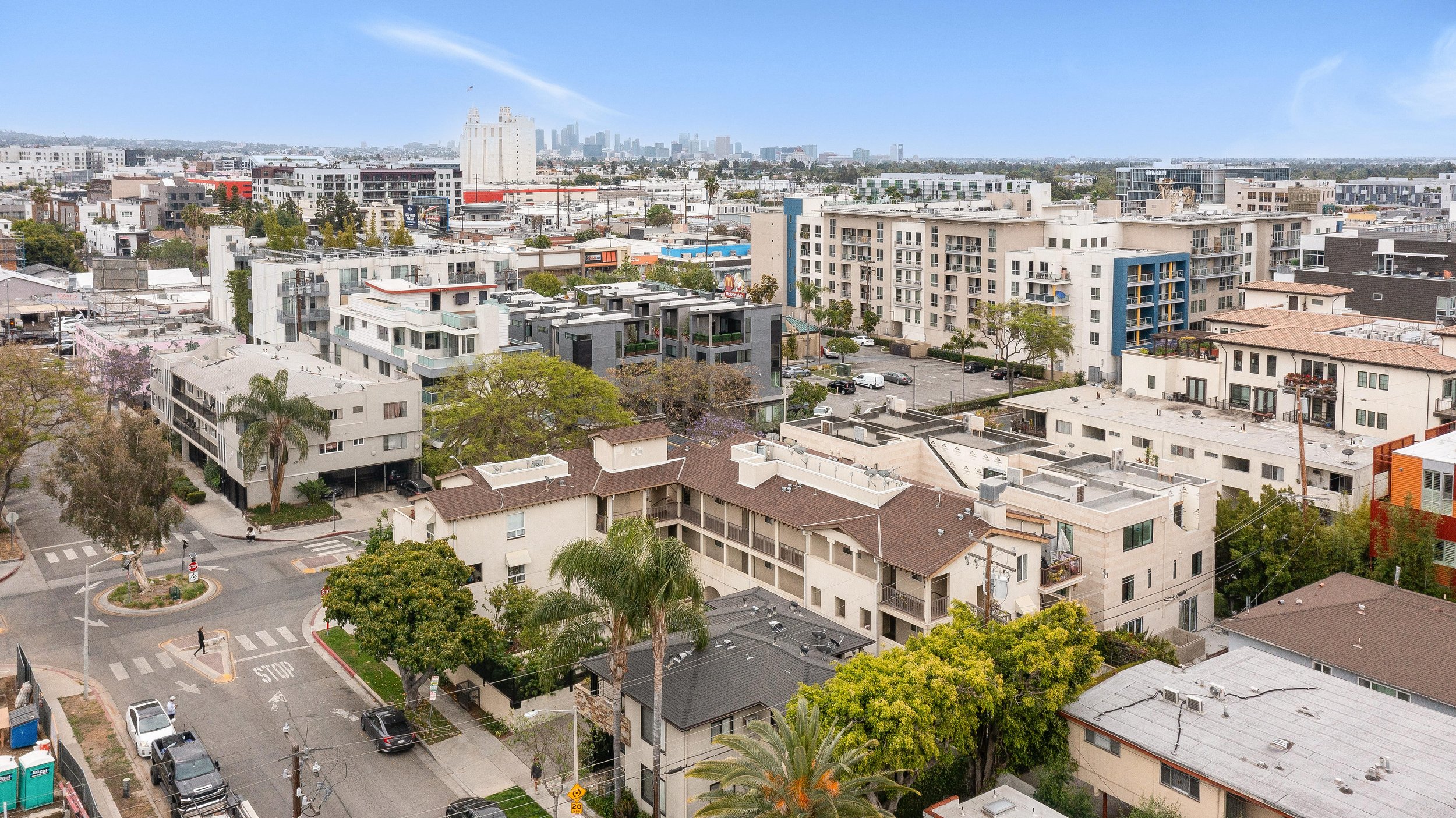 7154 Lexington Ave  -  HsHProd-13-min.jpg