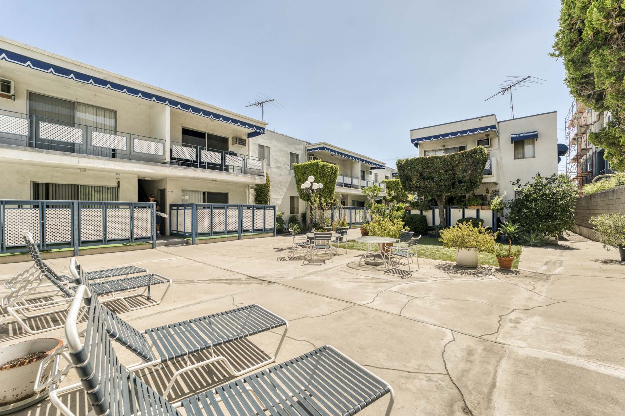 12015 Kling St, Valley Village  -  HsHProd-24.JPG