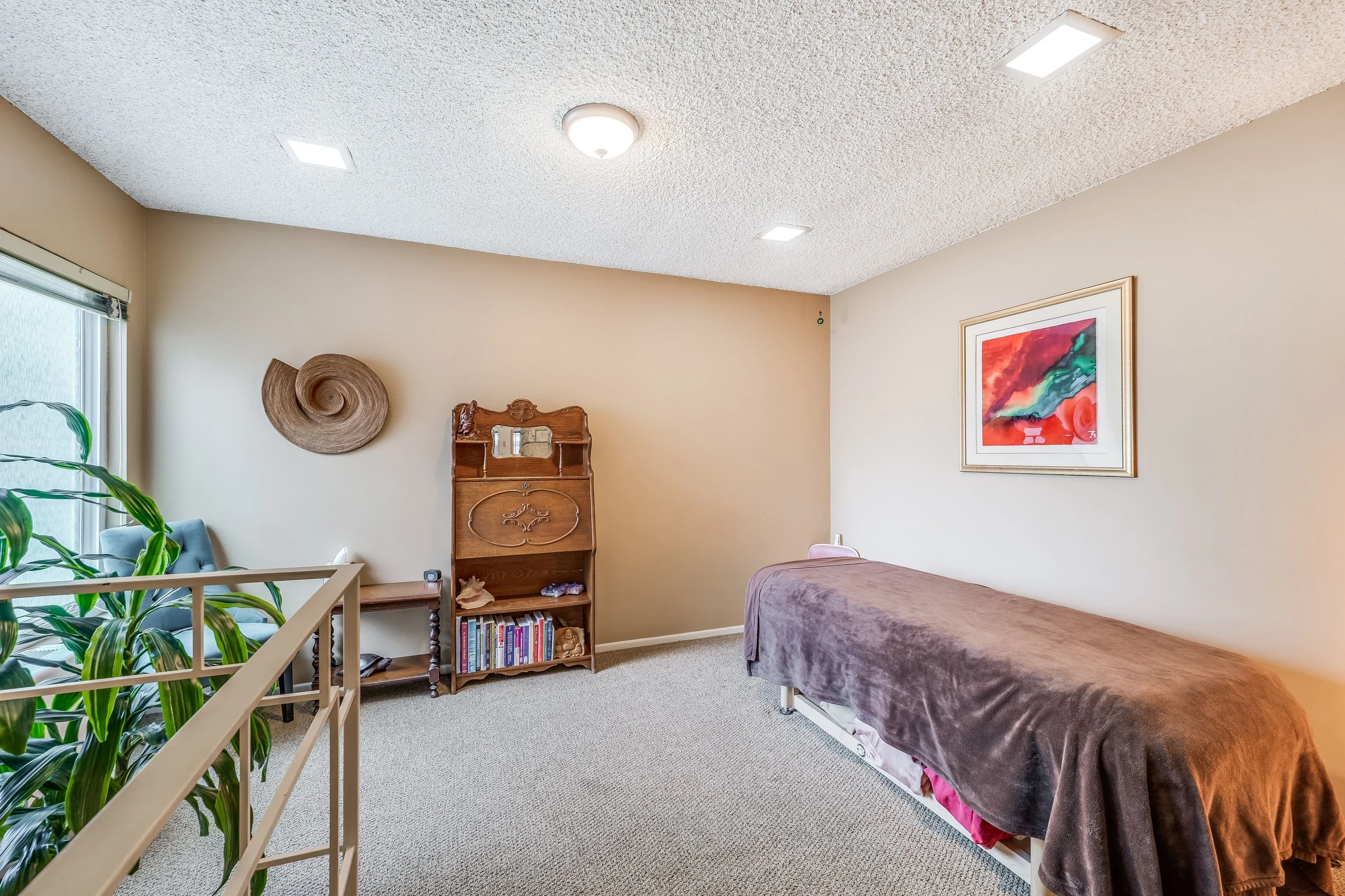 1225 N Hollywood Way  -  HsHProd-29-min.jpg