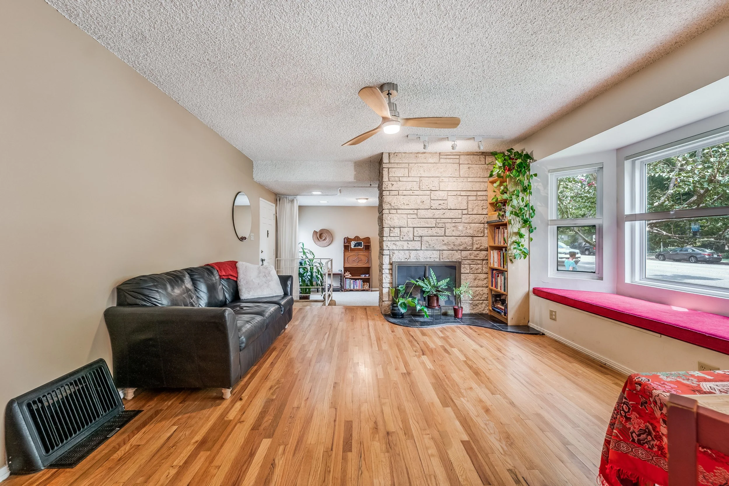 1225 N Hollywood Way  -  HsHProd-34-min.jpg