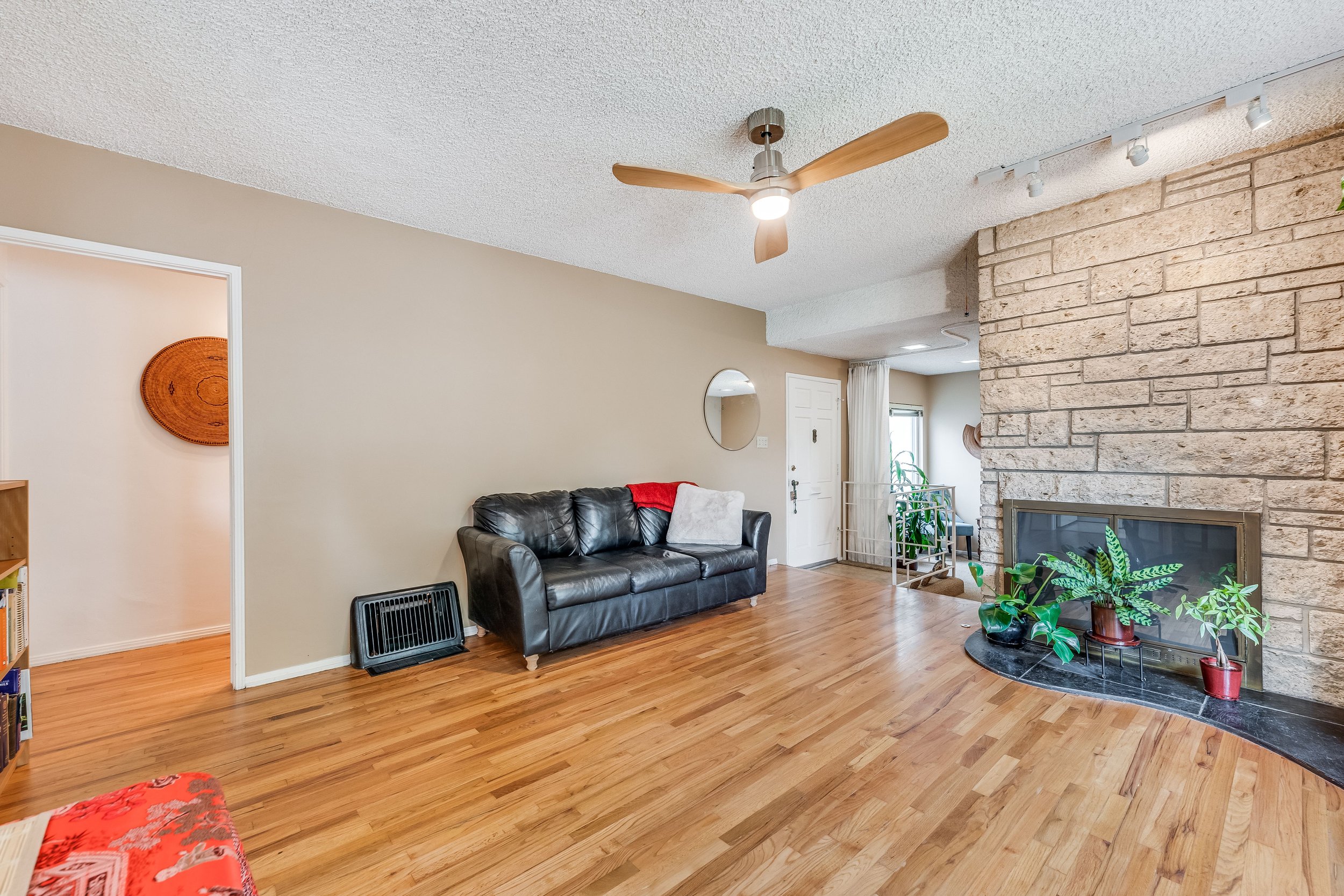 1225 N Hollywood Way  -  HsHProd-35-min.jpg