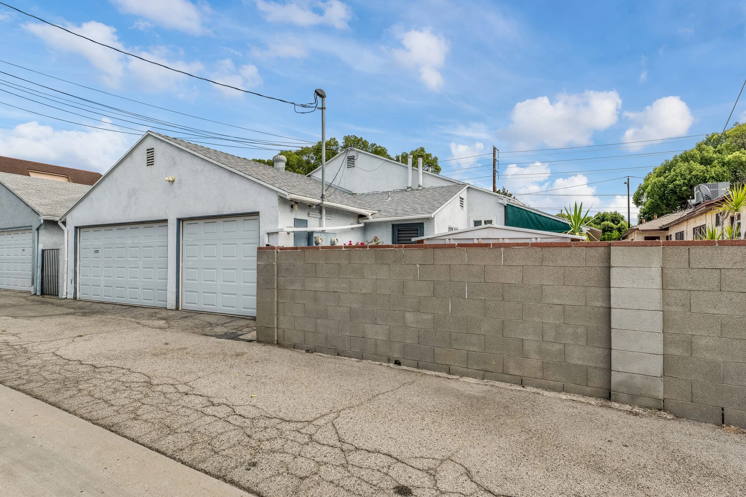1225 N Hollywood Way  -  HsHProd-13-min.jpg