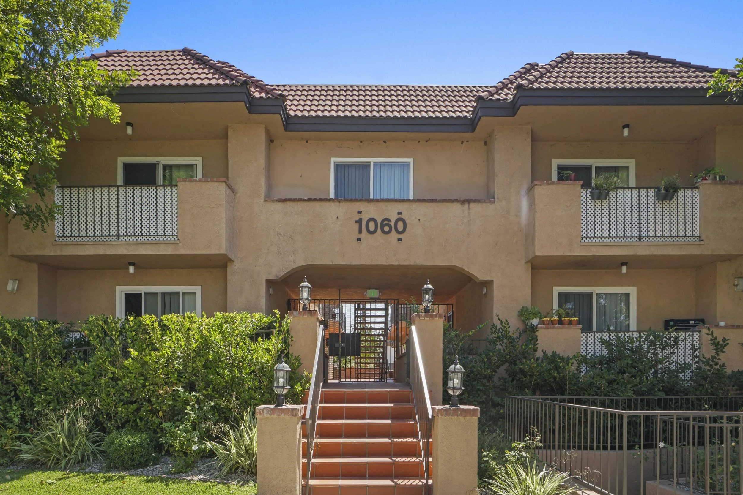1060 Raymond Ave, Glendale: 20-unit apartment building