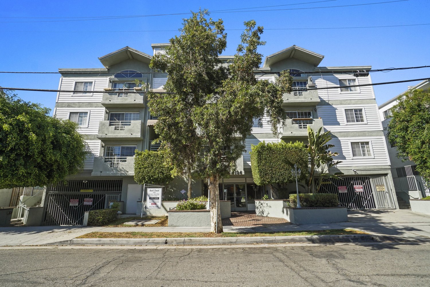 4180 Arch Dr, Studio City: 36-unit apartment building