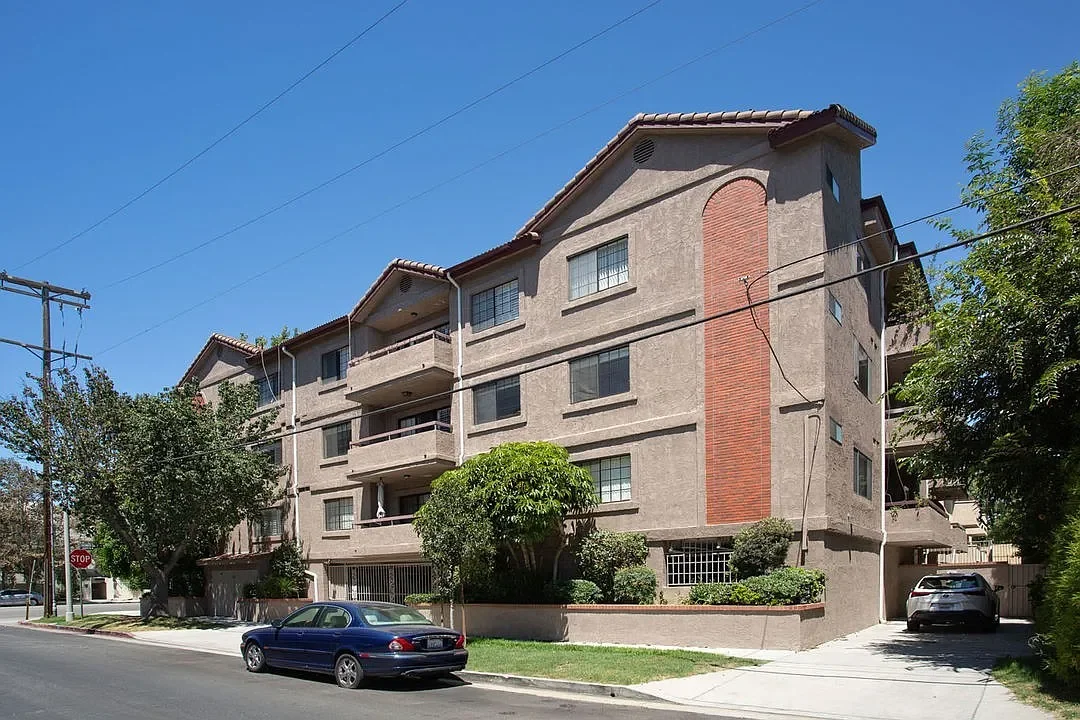 4454 Coldwater Canyon Ave, Studio City: 15-unit apartment building