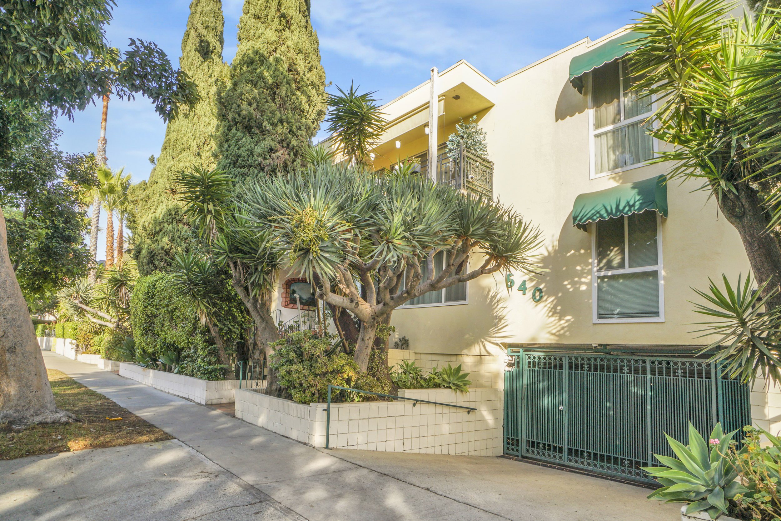 540 N Orlando Ave, West Hollywood: 17-unit apartment building