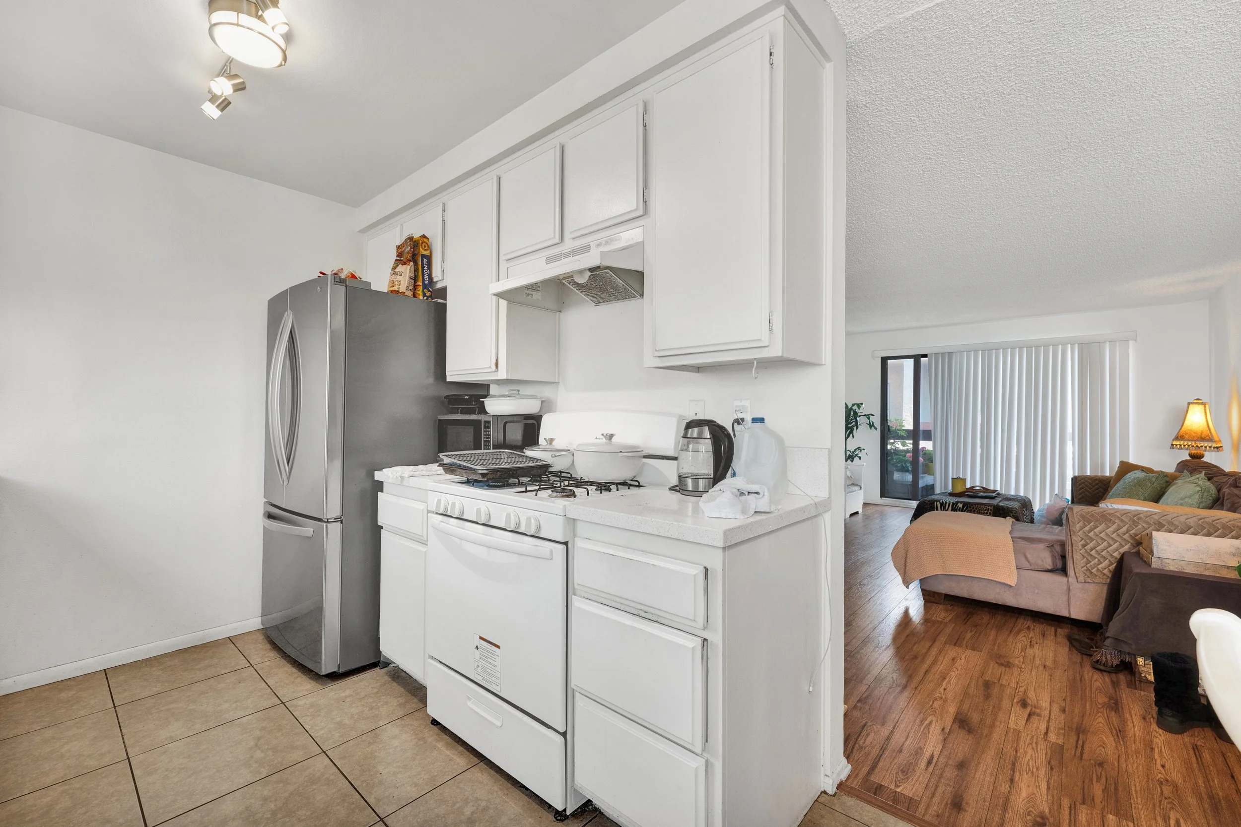 4727 Kester Ave, Sherman Oaks - HsHProd - 11.jpg