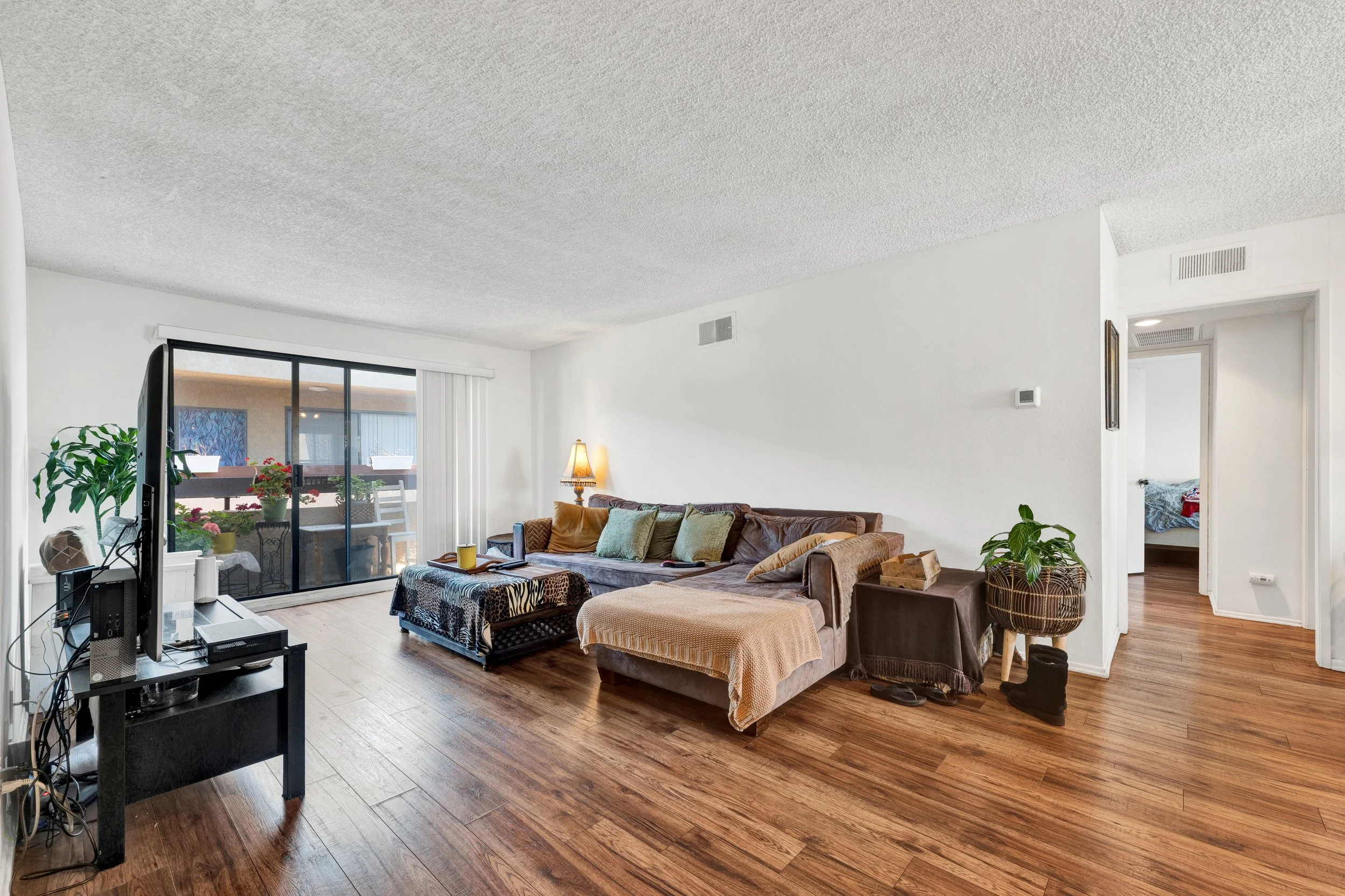 4727 Kester Ave, Sherman Oaks - HsHProd - 6.jpg