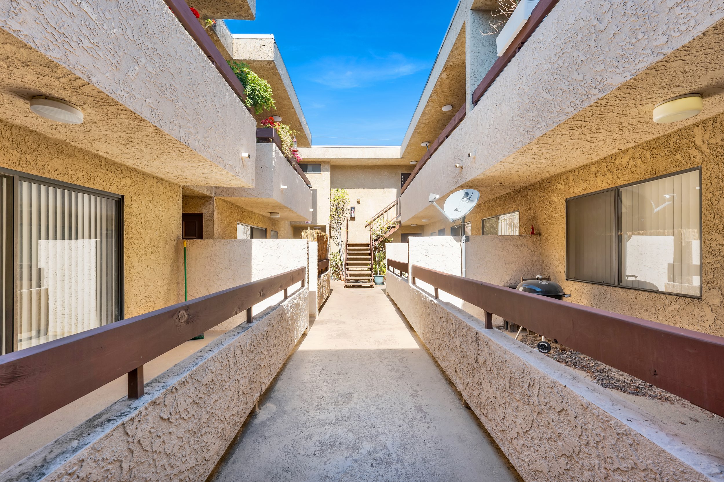 4727 Kester Ave, Sherman Oaks - HsHProd - 4.jpg