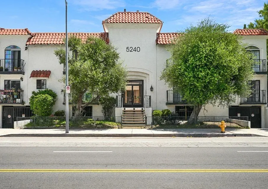 5240 Whitsett Ave, Valley Village: 14-unit apartment building