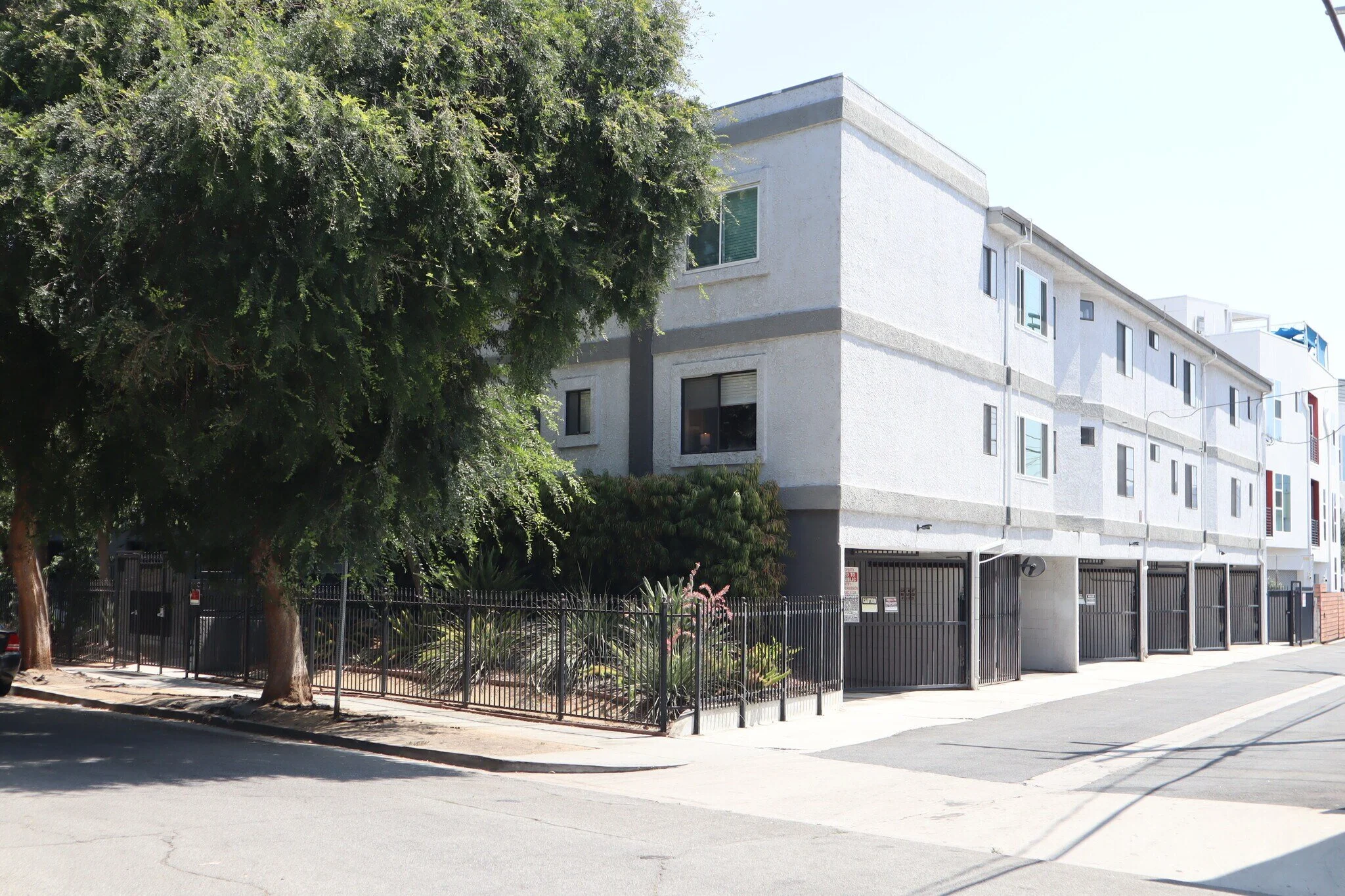 11040 Hesby St, North Hollywood: 19-unit apartment building