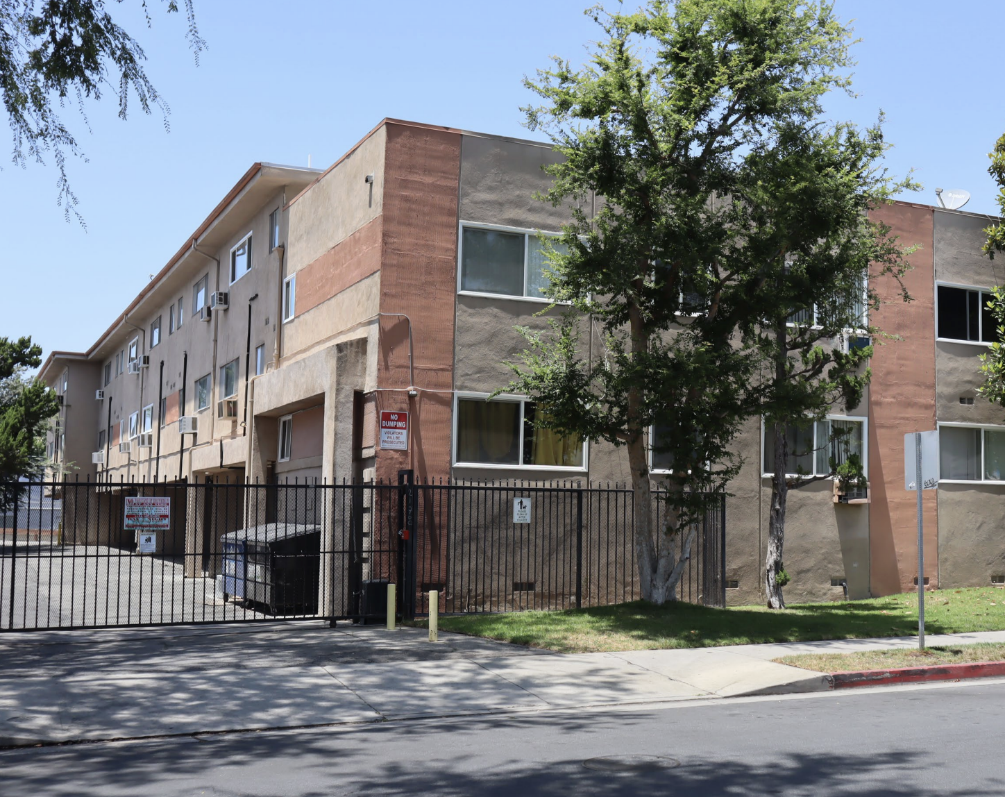 21700 Roscoe Blvd, Canoga Park: 28-unit apartment building