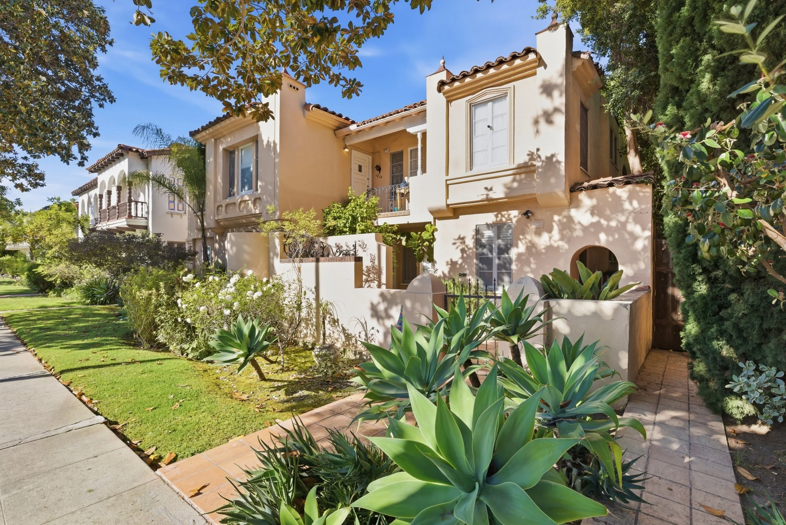 1232 Smithwood Dr Los Angeles, CA 90035