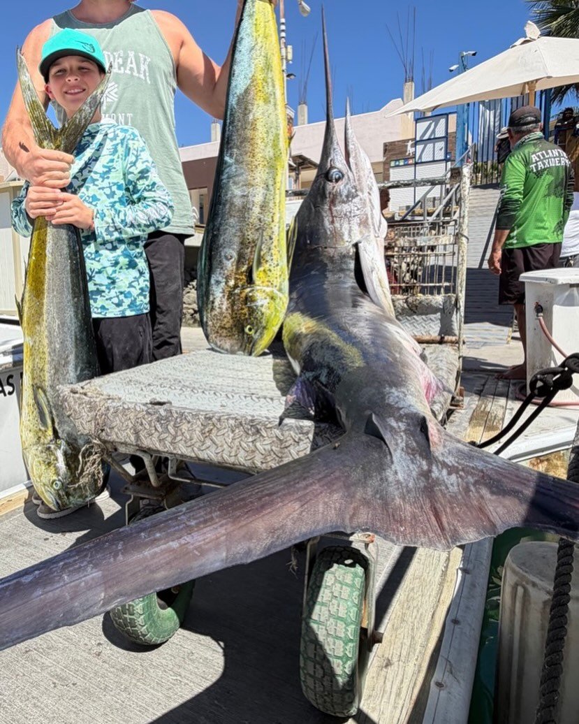 Father and son from Boston Taking a load of fish home.Getting errrr cleaned up vacuum packed and froze .Lot of Tacos there.
👊👍😂🌴