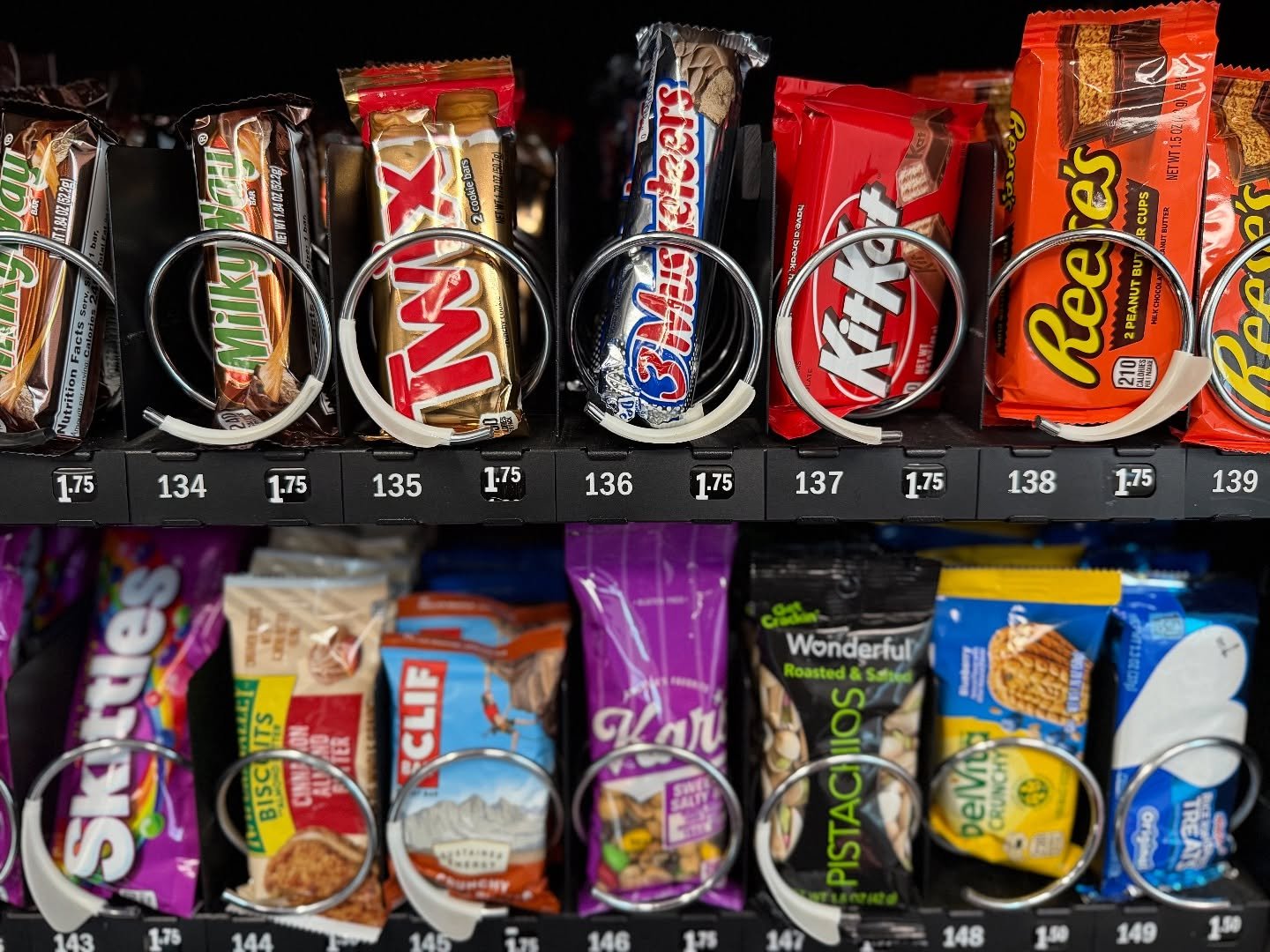 What are some recommendations for us to put in the 2nd row? 🧐

#vending #graysvending #vendingmachine #vendingbusiness #vendinglife #smartcooler #micromarket #vendinglife