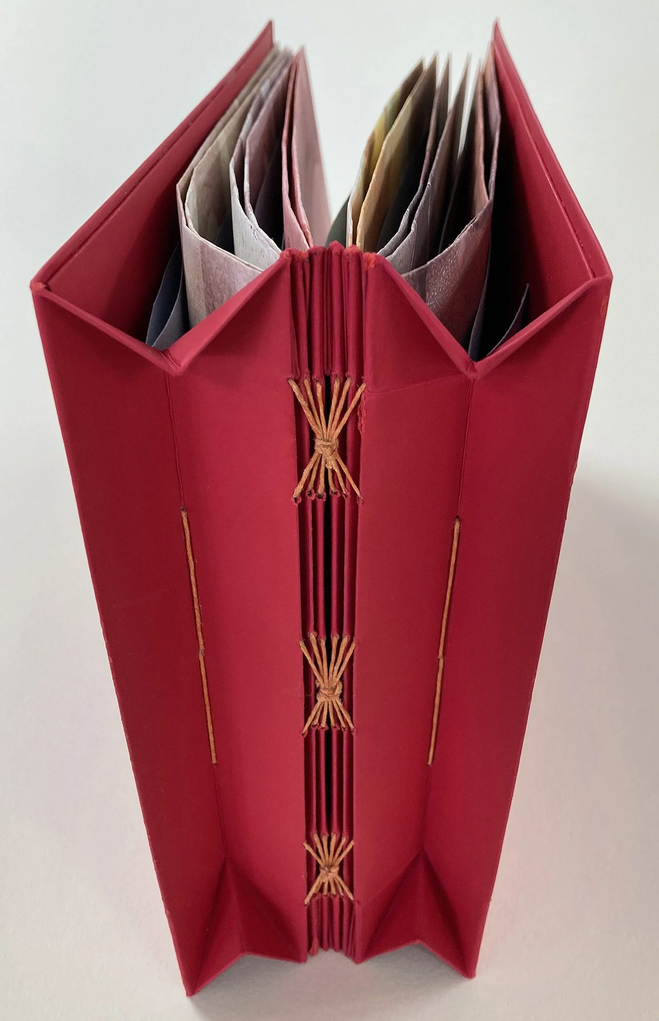 “Memories of Sedona“ is a hybrid binding inspired by Hedi Kyle’s Crown Book and a variation on a Keith Smith sewn pattern. It is a series of monoprints and letterpress poetry that reflects the blue sky and the red-brown sand and landscape. Created in