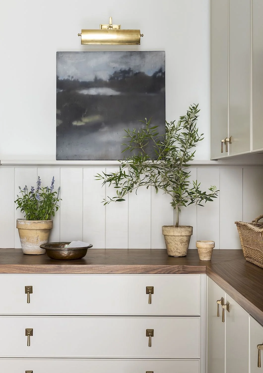 timber l shaped benchtop with soft shite cabinetry below and a v groove splashback