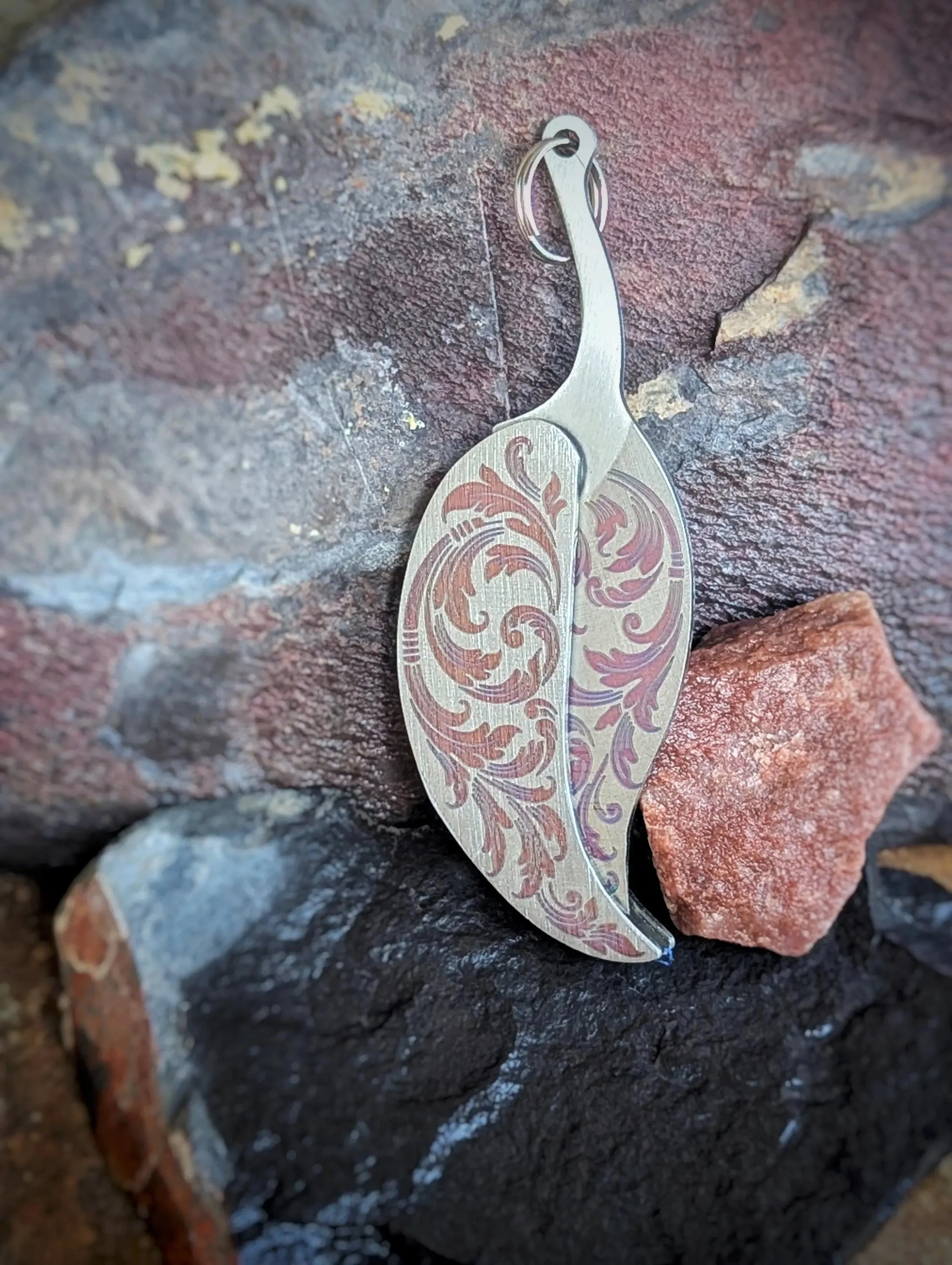 Scroll design knife keychain