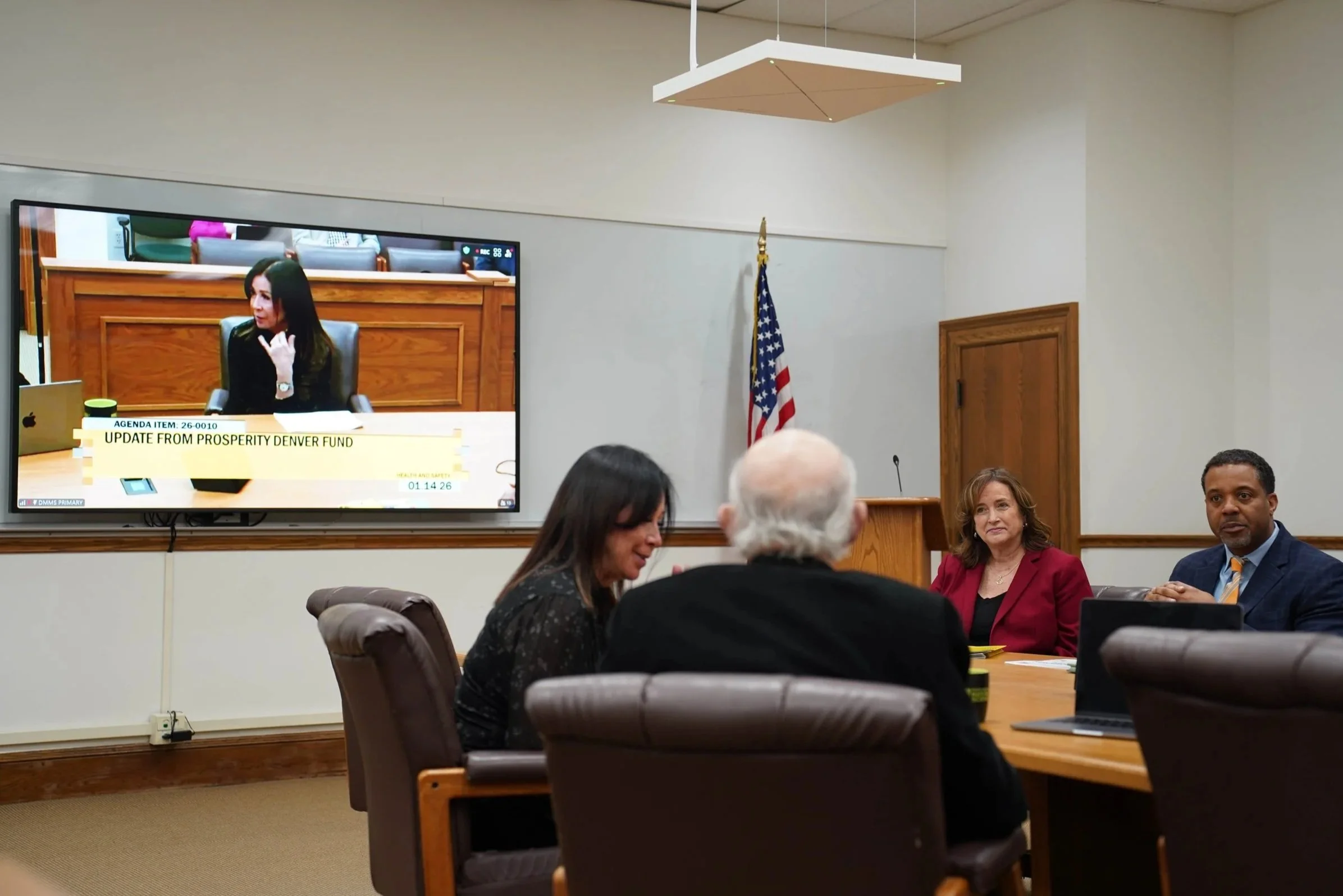 Los líderes de Prosperity Denver realizan una presentación ante el Comité de Salud y Seguridad del Ayuntamiento de Denver.