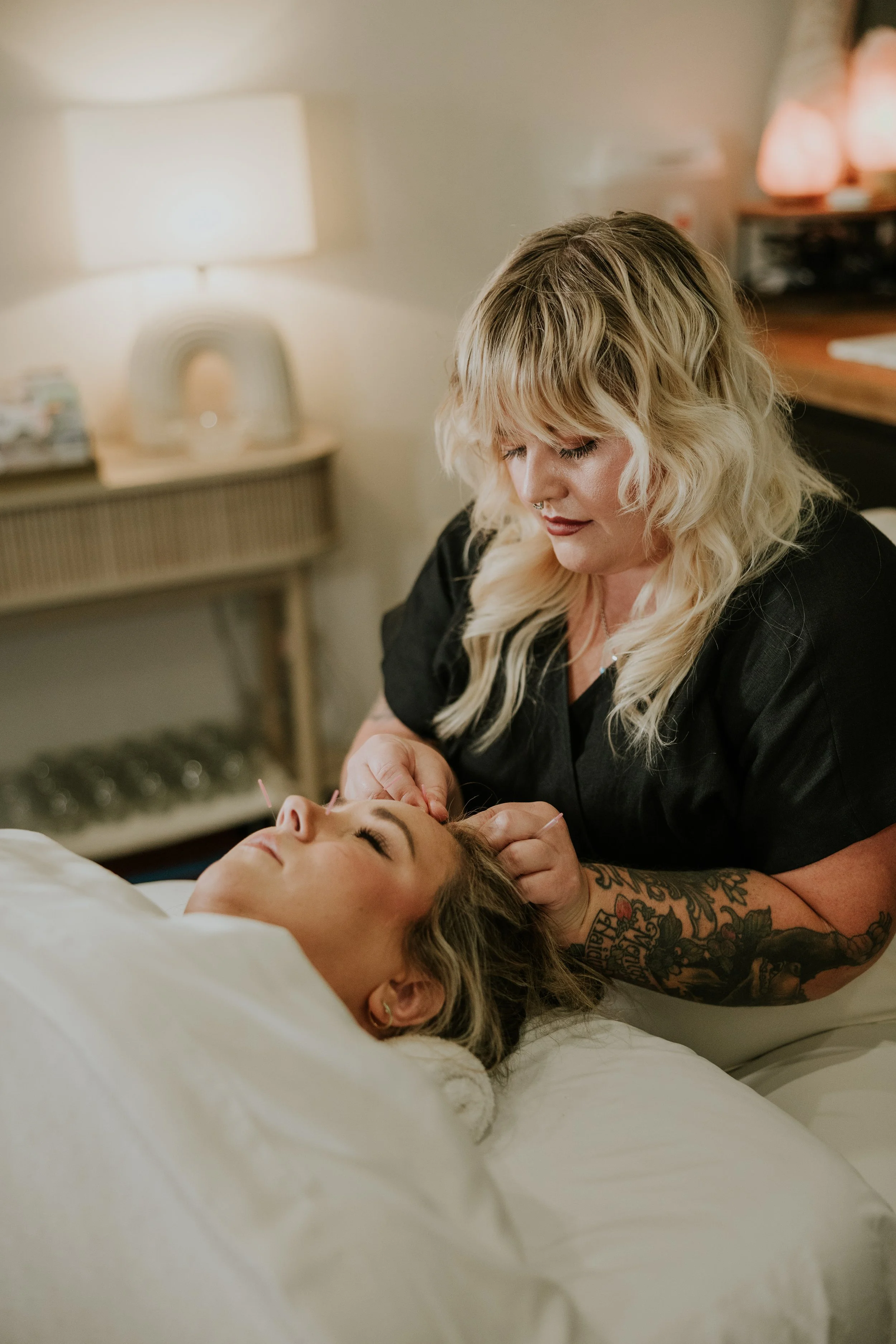 Acupuncture treatment in Knoxville, Tennessee at Linc + Lani, with practitioner providing gentle, individualized care to a client.