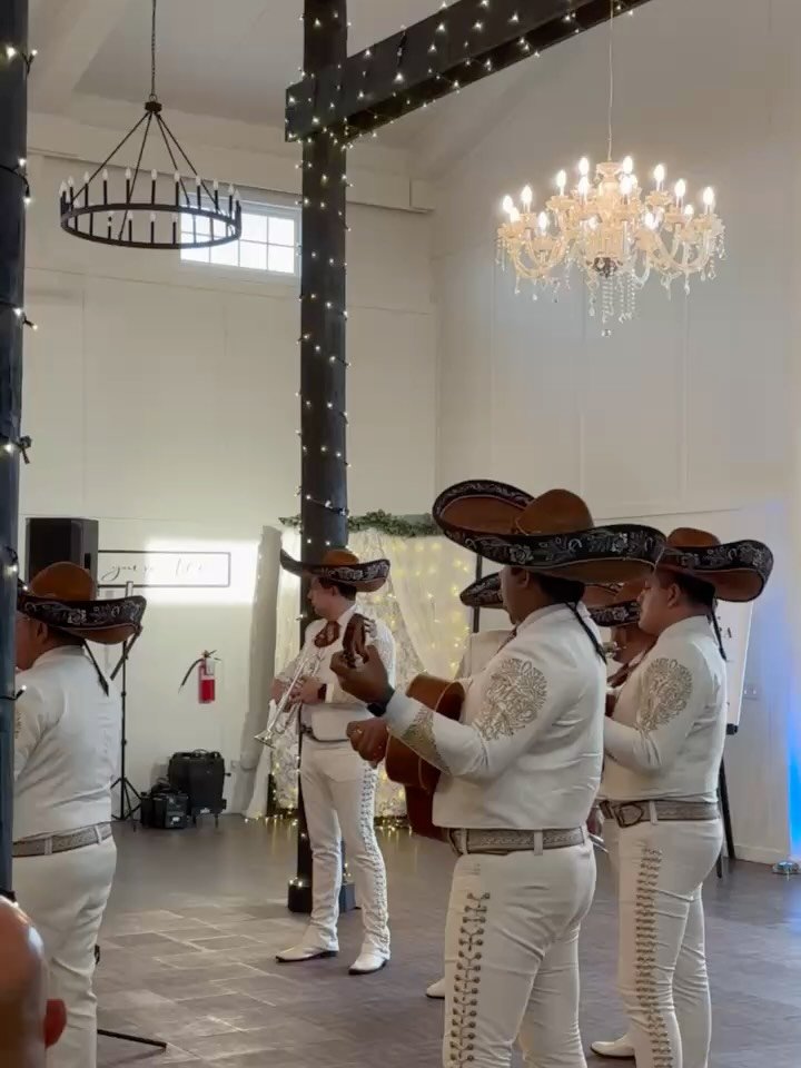 Cheers to forever and the happiest ending 🤍🍾

#kndontherocks #miami #mobilebar #weddingvibes #explorepage