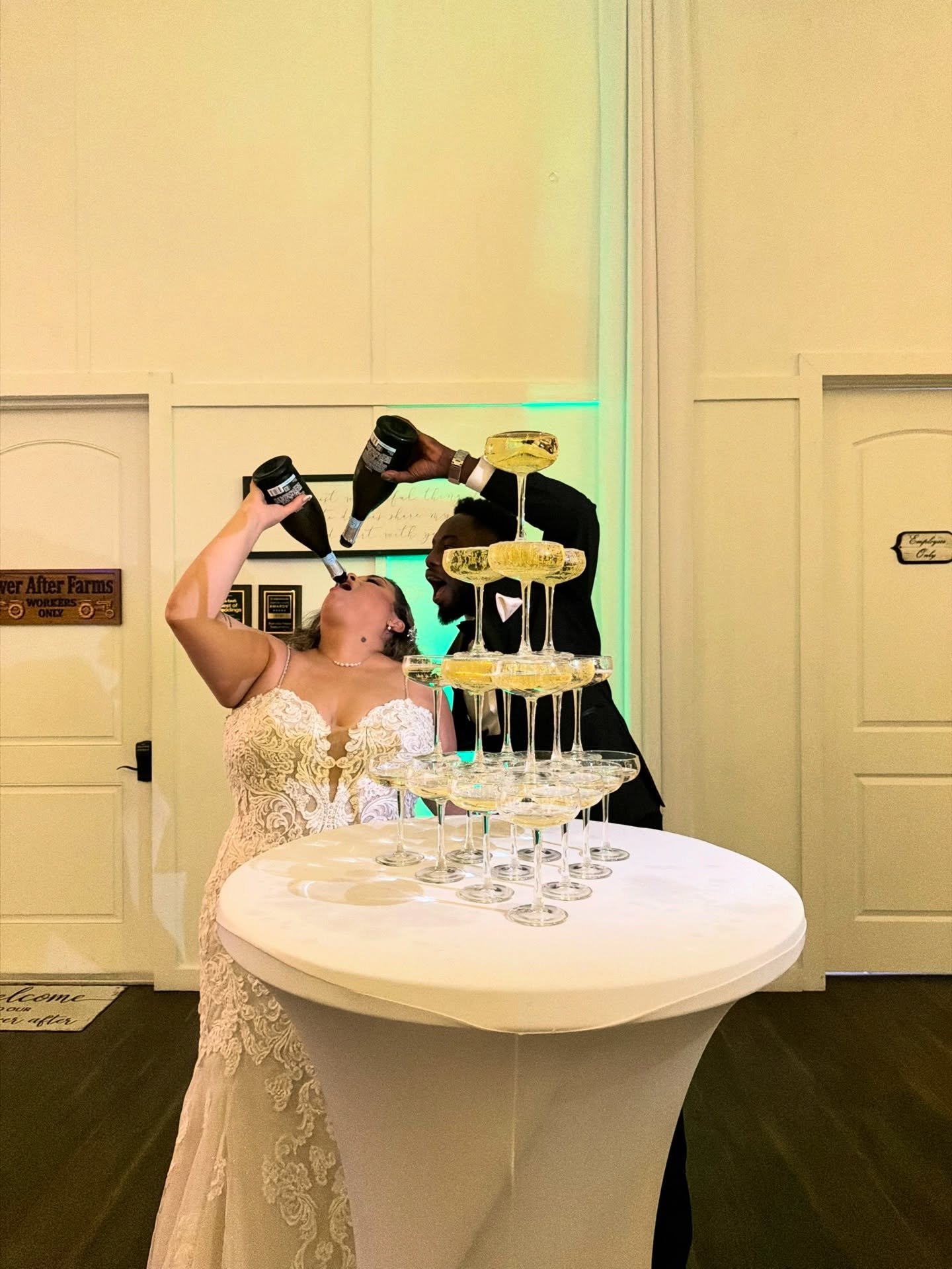 Elevated pours. Iconic moments. A bride who knows how to celebrate 🥂✨ #ChampagneTower #KNDOnTheRocks