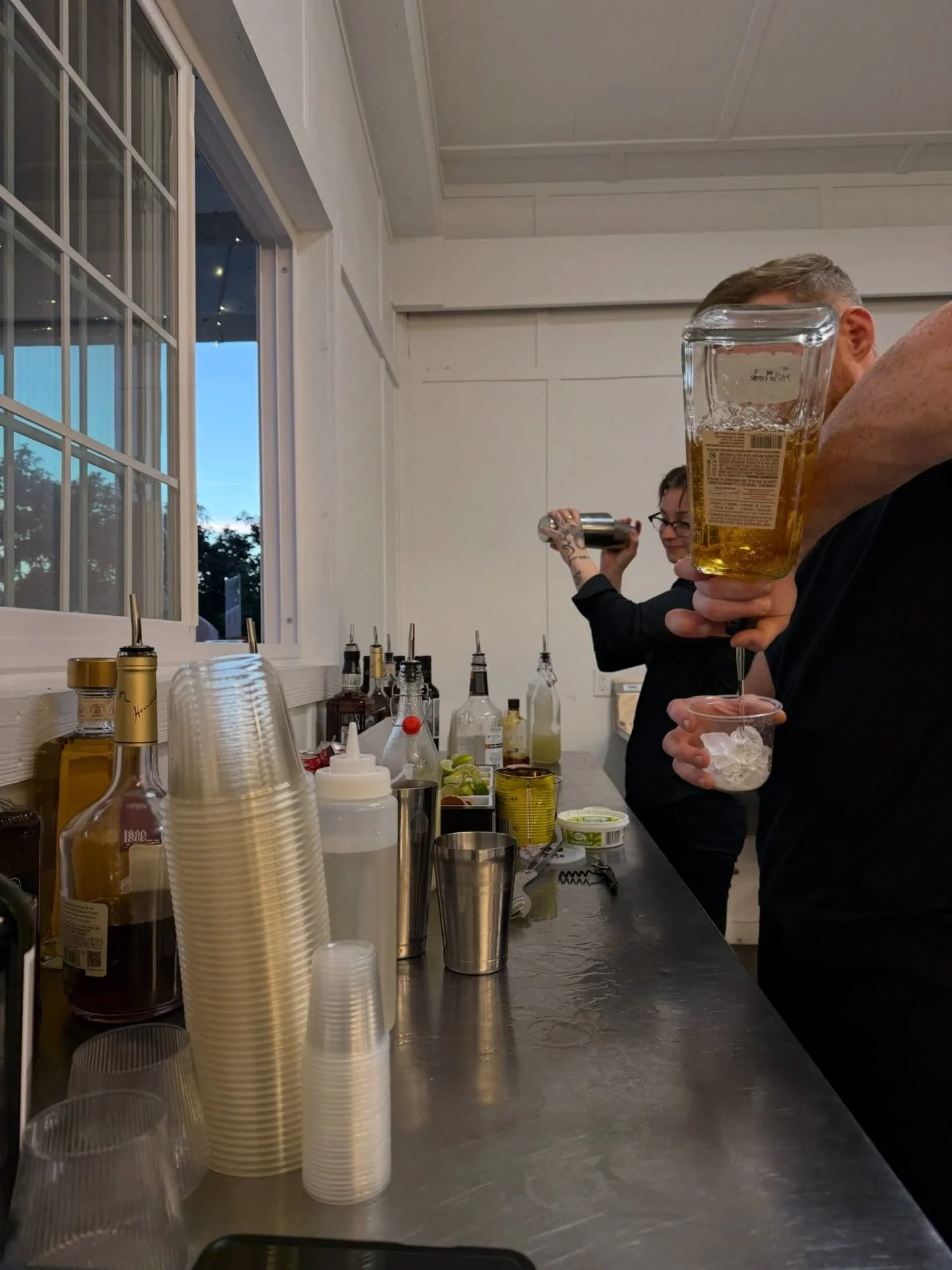 Behind every drink is a celebration in progress🥂🍻🥃

#kndontherocks #miamibartender #mobilebar #wedding2026