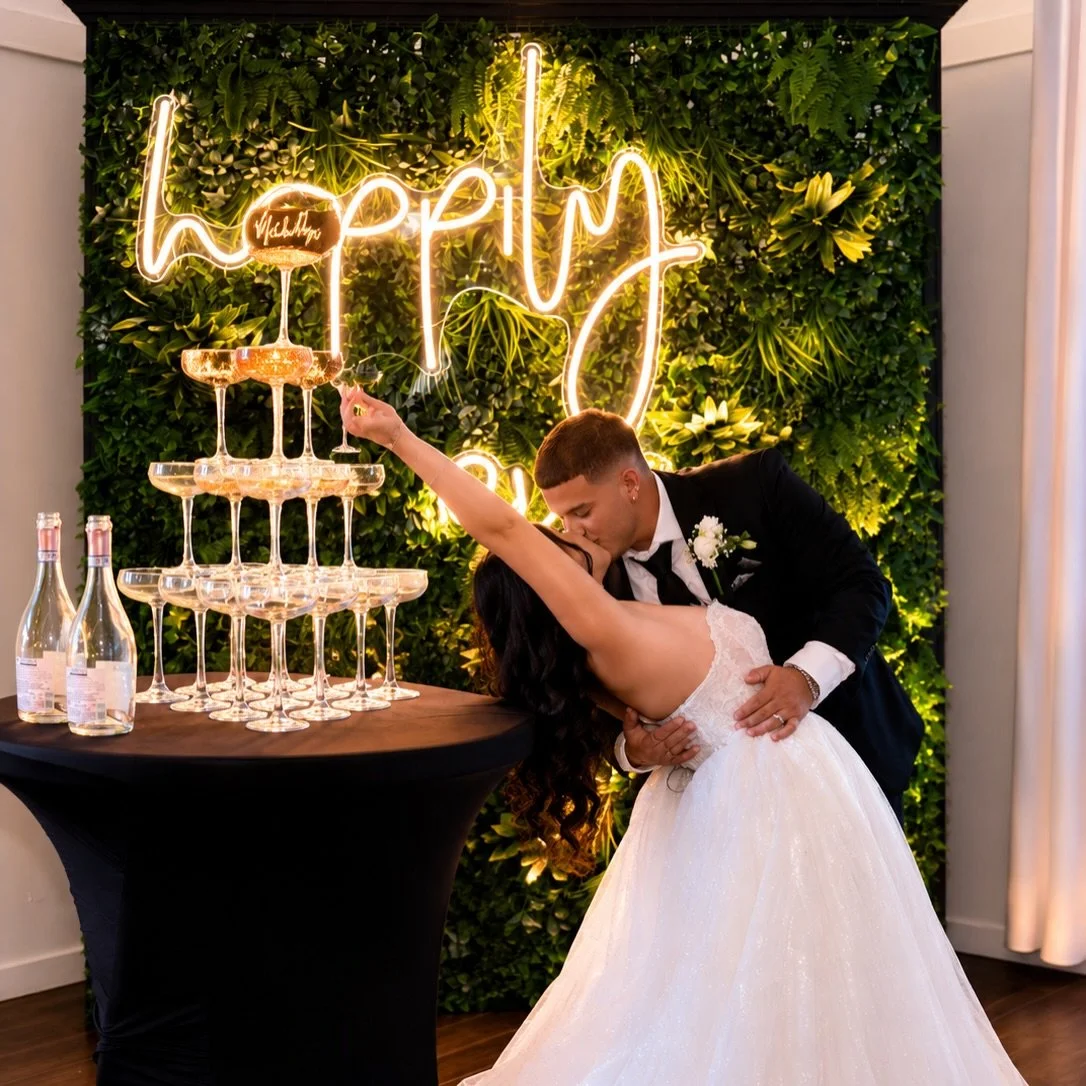 Cheers to the newly weds💍🥂

#wedding #newlyweds❤️ #miami #cocktail #mobilebar