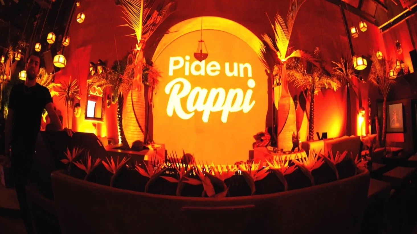POV: Est&aacute;s en la fiesta de fin de a&ntilde;o de la que todos quieren ser parte.🧡
 
As&iacute; se vibr&oacute; con #rappi , escenario para DJ, iluminaci&oacute;n ne&oacute;n, efectos visuales, barras de cocteler&iacute;a tem&aacute;ticas y ene