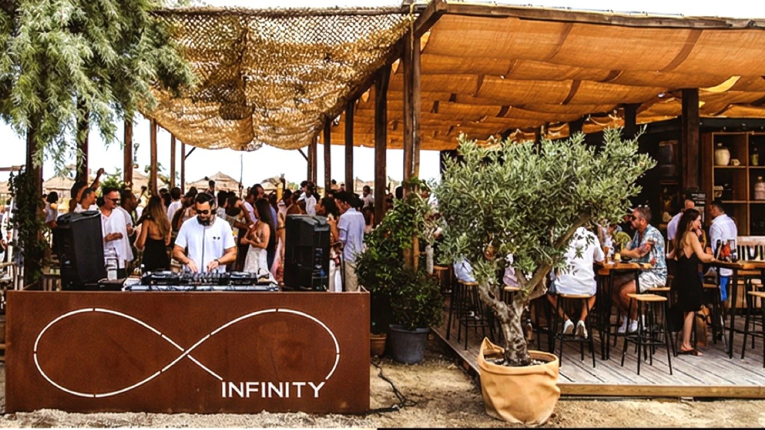 El "Golden Hour" perfecto s&iacute; existe.🌅 

El evento de Infiniti fue una clase maestra de producci&oacute;n t&eacute;cnica. Una atm&oacute;sfera inmersiva con iluminaci&oacute;n rob&oacute;tica de precisi&oacute;n, displays de gran for
