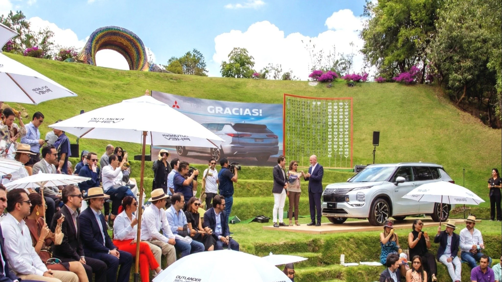 El lanzamiento m&aacute;s sustentable del a&ntilde;o.🌳

Los retos permiten crear espacios &uacute;nicos. Para Mitsubishi, transformar un paisaje natural en un auditorio al aire libre con escenarios de madera, pantallas LED integradas al entorno y un
