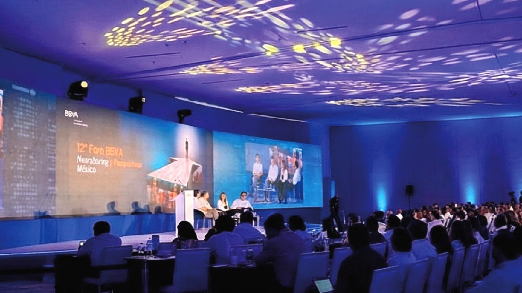 Estrategia, ponencias y streaming: el &eacute;xito de un evento l&iacute;der.

Nos encargamos de que tu mensaje sea el protagonista con pantallas LED de alta resoluci&oacute;n, mobiliario ejecutivo y una transmisi&oacute;n digital de otro nivel.

&ie