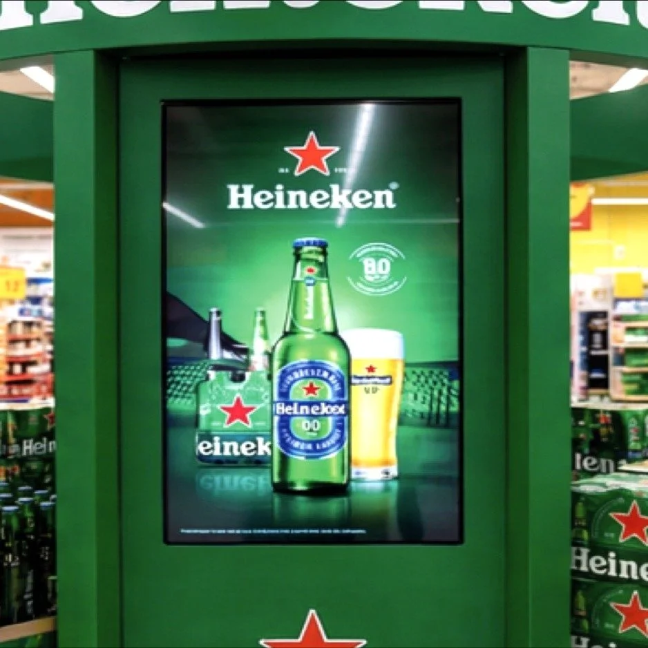 &iexcl;Rompiendo esquemas en el punto de venta! 

As&iacute; se ve la interacci&oacute;n real con una presenciaque es imposible ignorar. Un stand tipo industrial, iluminaci&oacute;n LED y refrigeradores de exhibici&oacute;n integrados logran crear un