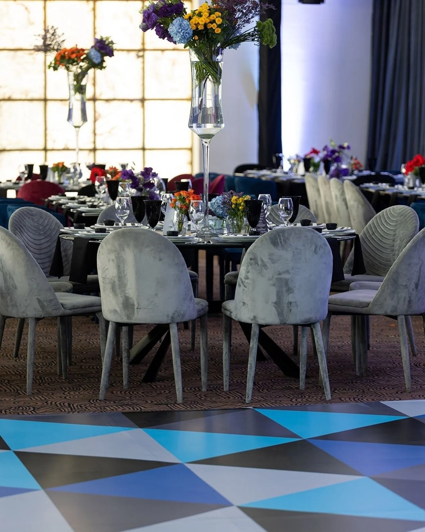 Gran variedad de sillas, pita see baile con dise&ntilde;o y arreglos florales personalizados.  Cada elemento est&aacute; pensado para un evento espectacular. 

#evento #decoraci&oacute;n #mobiliarioparaeventos #graduaciones #bodas