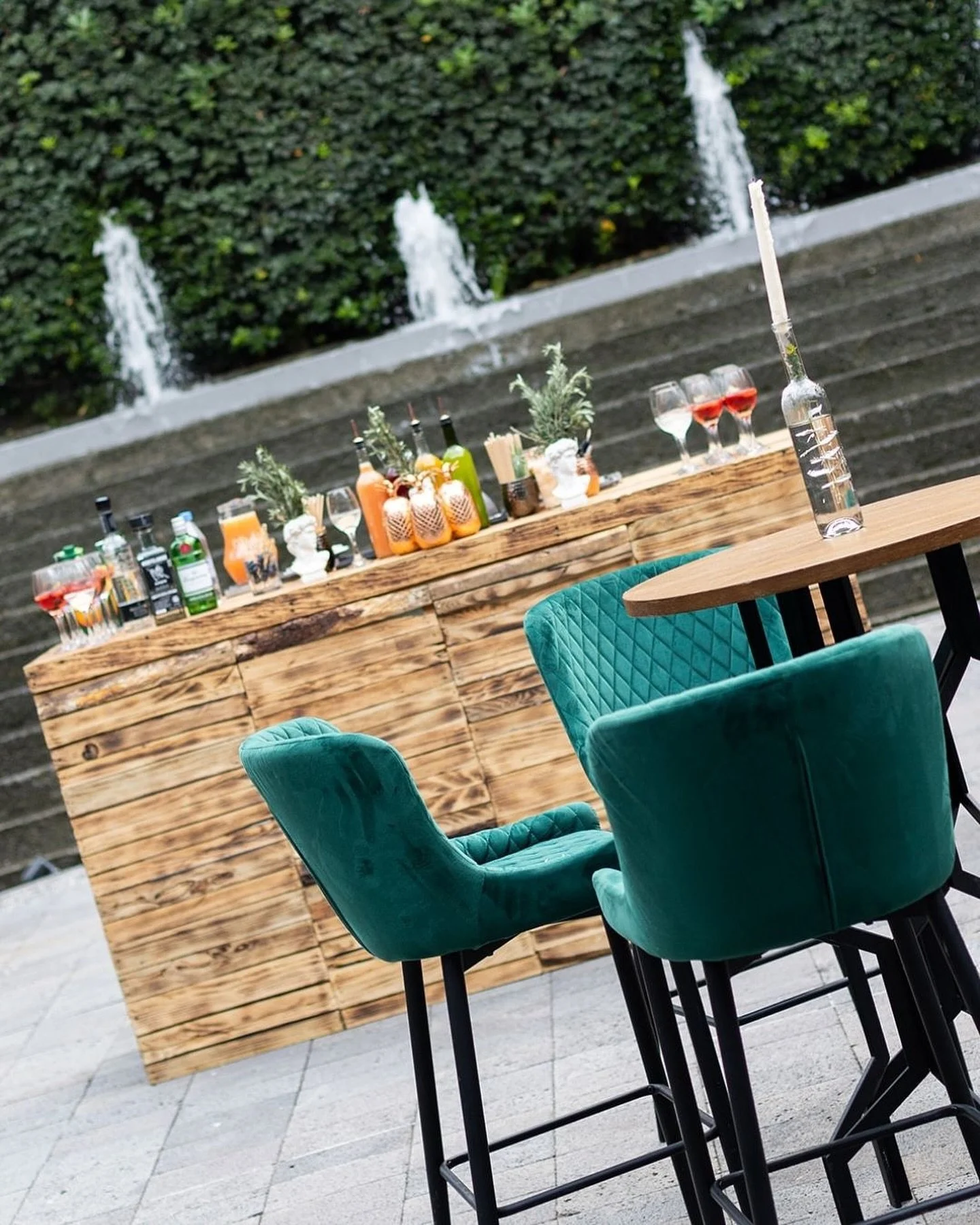 Barra de micolog&iacute;a y mobiliario exclusivo, como periqueras de terciopelo y mesas de madera. Combinamos dise&ntilde;o y funcionalidad para un evento &uacute;nico. 

#boda #cocktail #evento #decoraci&oacute;n #mobiliario #eventplanner