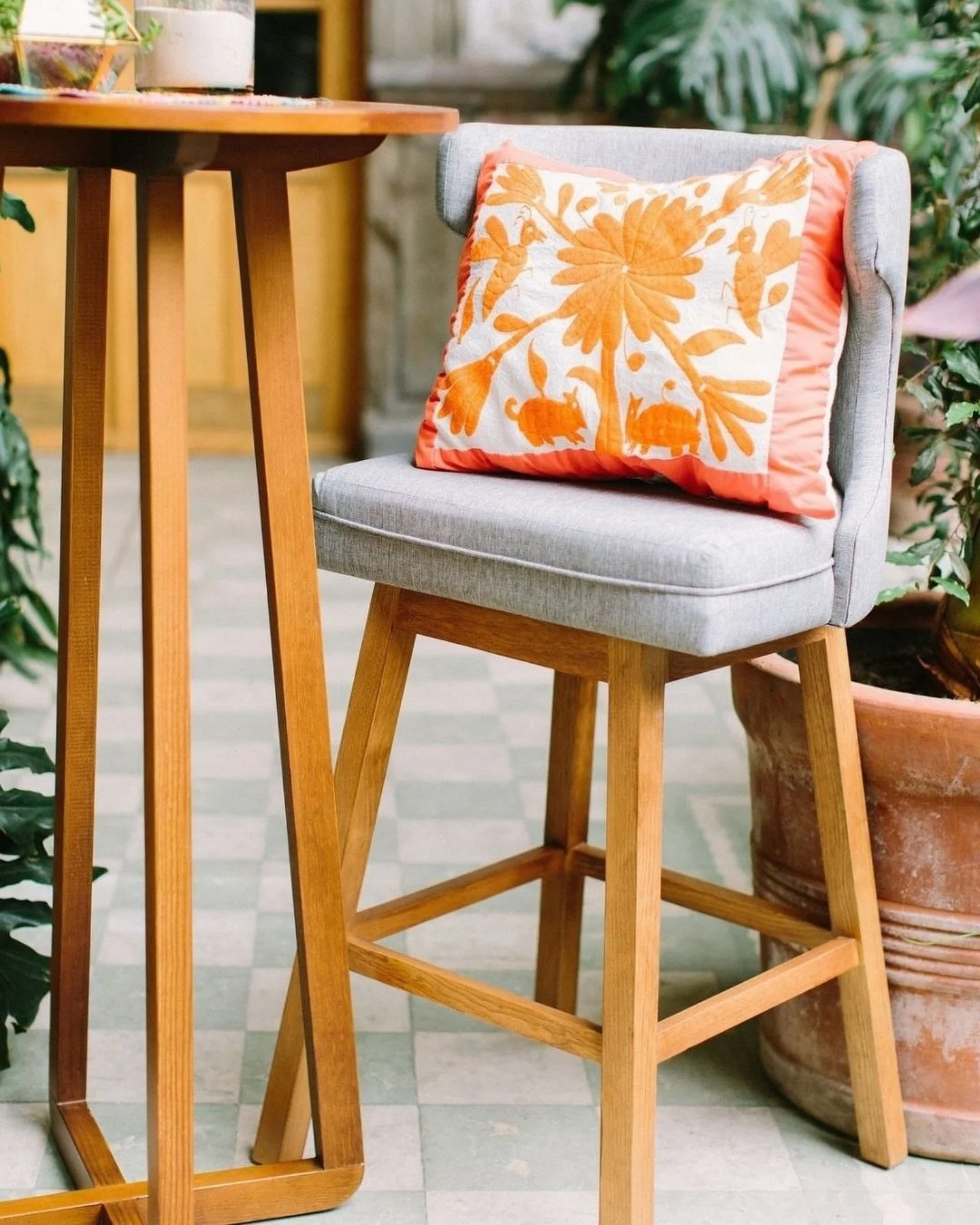 &iquest;Ya conoc&iacute;as nuestras periqueras de madera con respaldo gris? Disponible con una amplia variedad de cojines. Aporta comodidad y estilo a tu evento. 

#evento #cocktail #decoraci&oacute;n #mobiliario #eventplanner