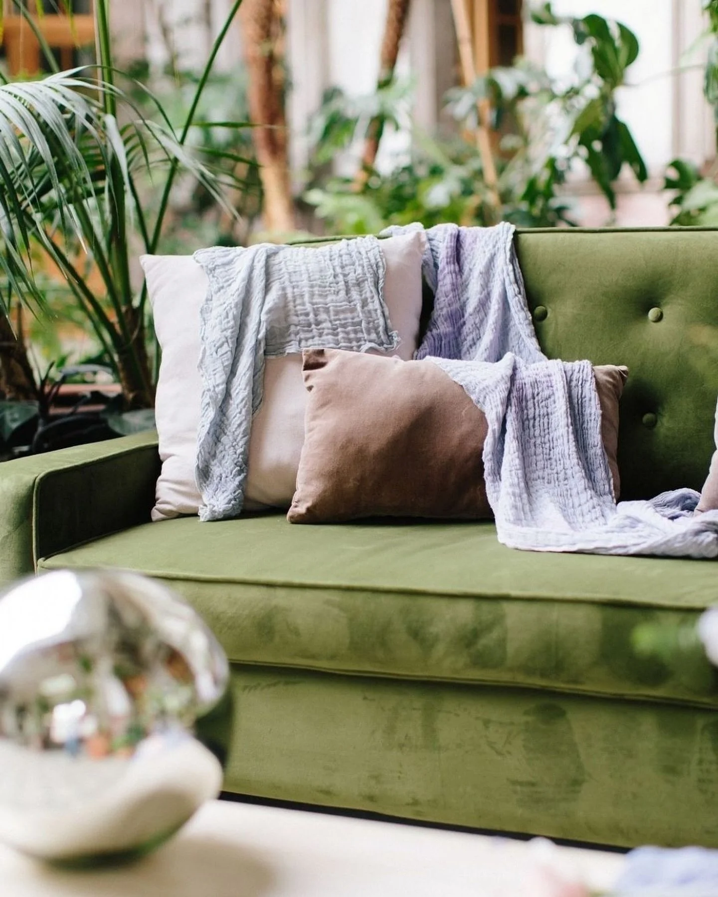 Sala lounge de terciopelo verde con cojines y centros de mesa en plata. Creamos espacios modernos y acogedores. &iexcl;T&uacute; dinos qu&eacute; estilo quieres y nosotros lo hacemos realidad!

#mobiliarioeventos #lounge #boda #cocktail #eventos #dec