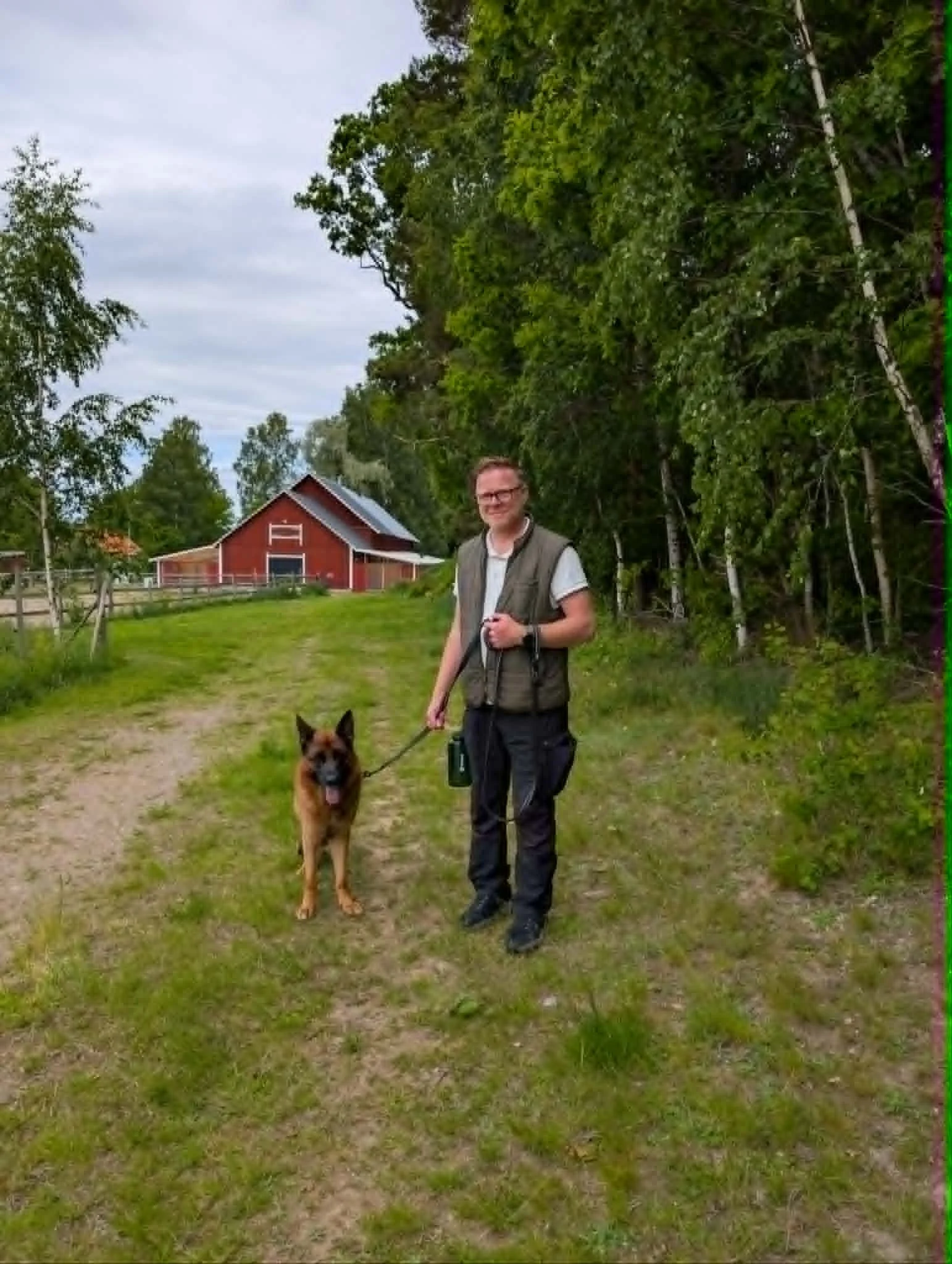 hund och husse i väntan på spår.jpg