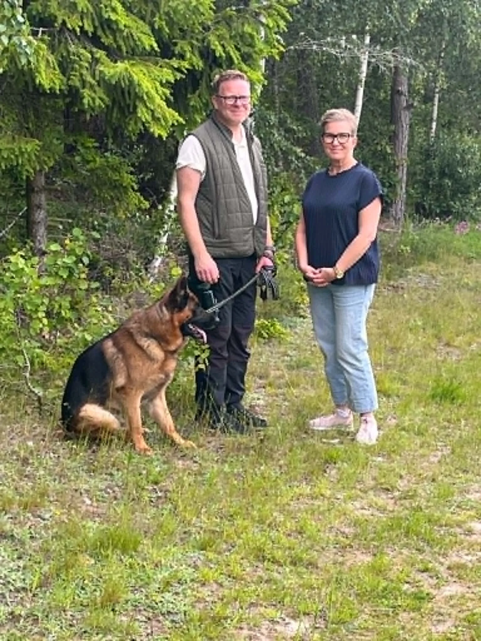 schäferhane med husse och matte.jpg