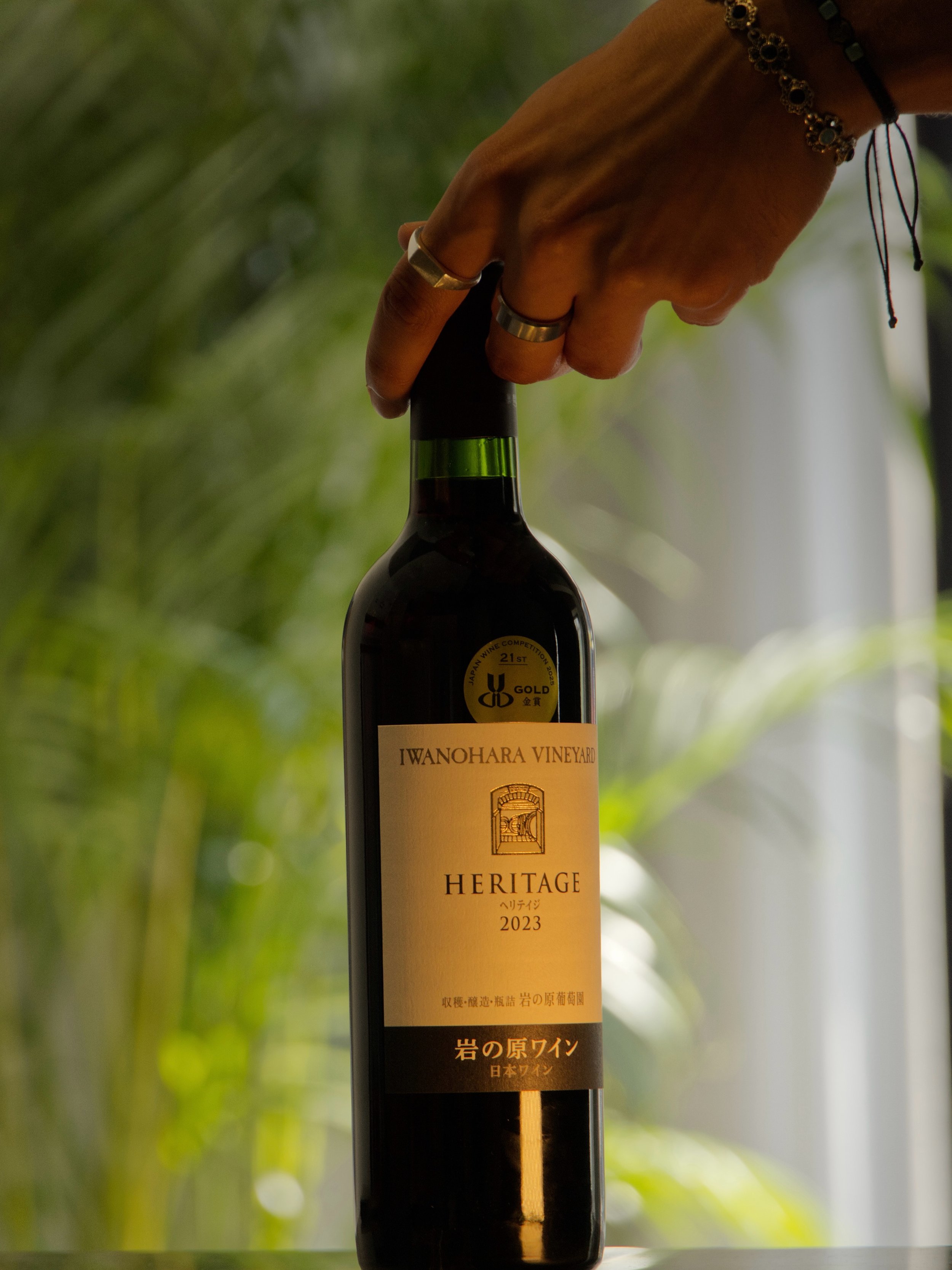 This bottle is made by JAPAN&rsquo;S OLDEST WINERY🍷

In 1890, a man named Zenbei Kawakami opened a vineyard in the snowy mountains of Niigata in Japan.

He spent the next several decades crossing grape varieties over 10,000 times, searching for one 