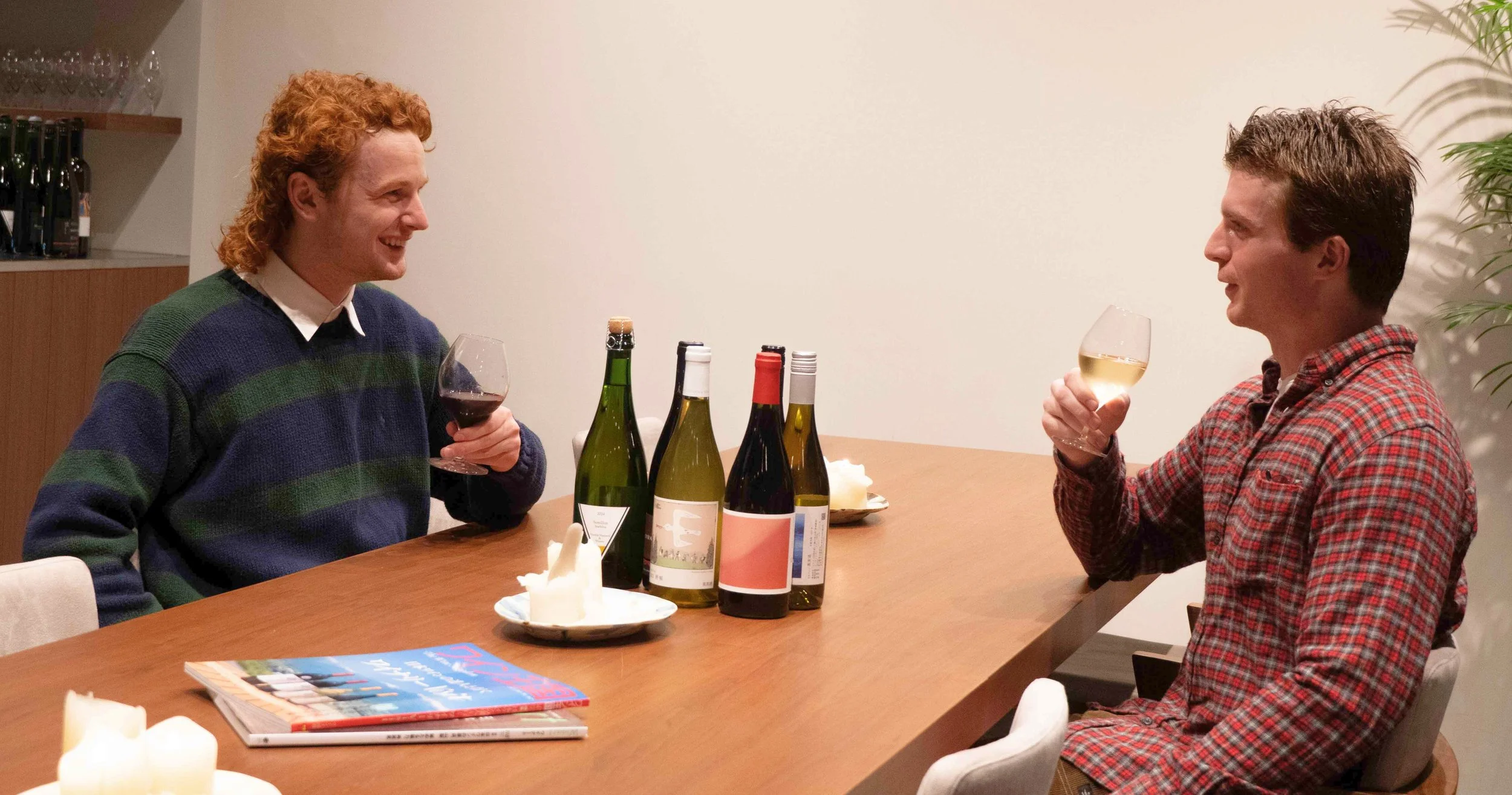 Guests enjoying Japanese wine together at the THREE GRAPES wine bar in Tokyo
