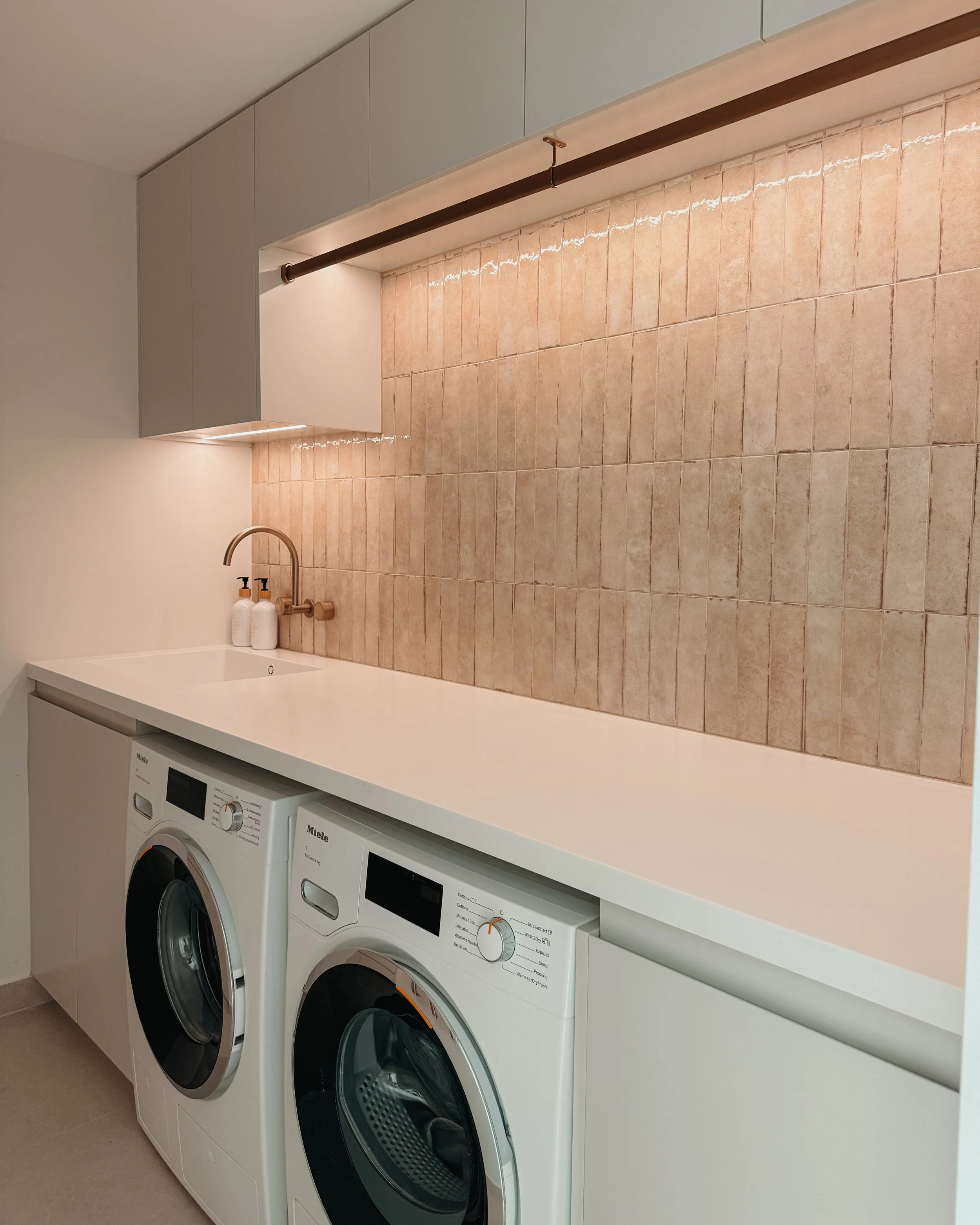 Modern laundry, and warm tones — coastal apartment in Gold Coast designed by TID Studio Sydney