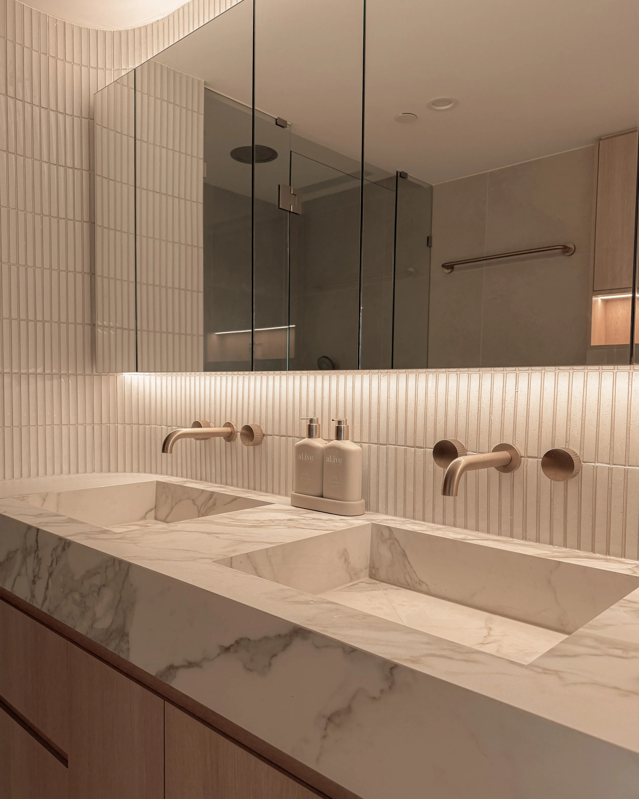 tid-studio-sydney-oceanview-apartment-gold-coast-master-ensuite-remodel-modern-coastal-condo-bathroom-renovation-double-vanity-contemporary-interior-design-5.JPG