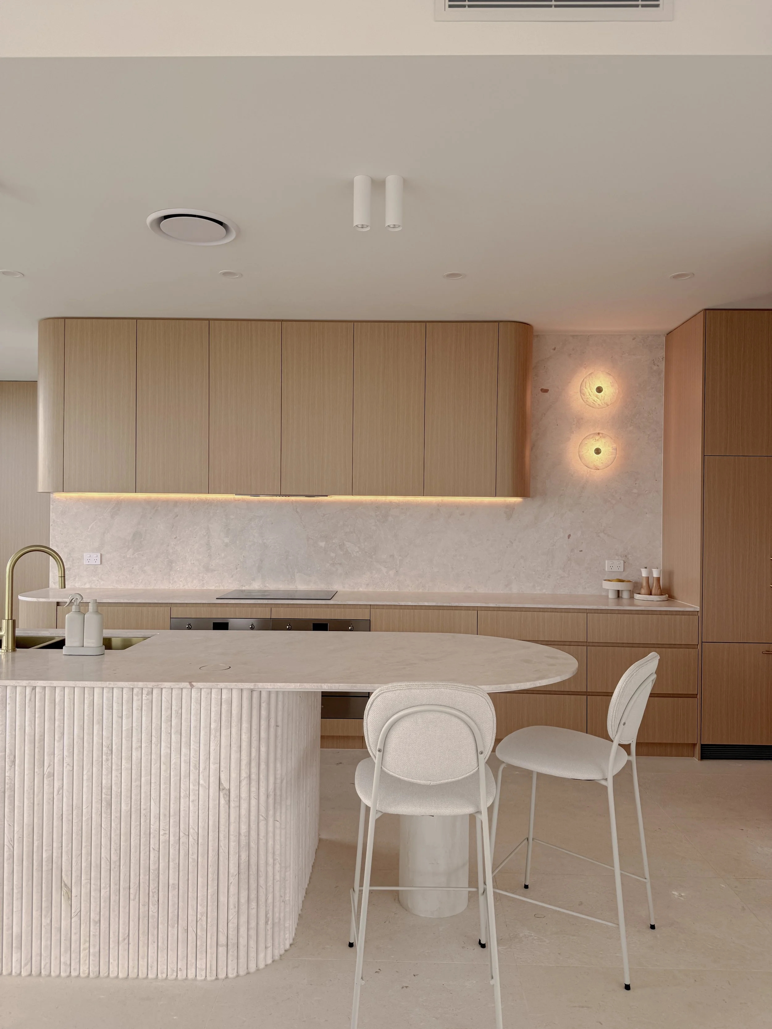 tid-studio-sunlit-retreat-kitchen-curved-joinery-interior-design-brisbane-1.JPG