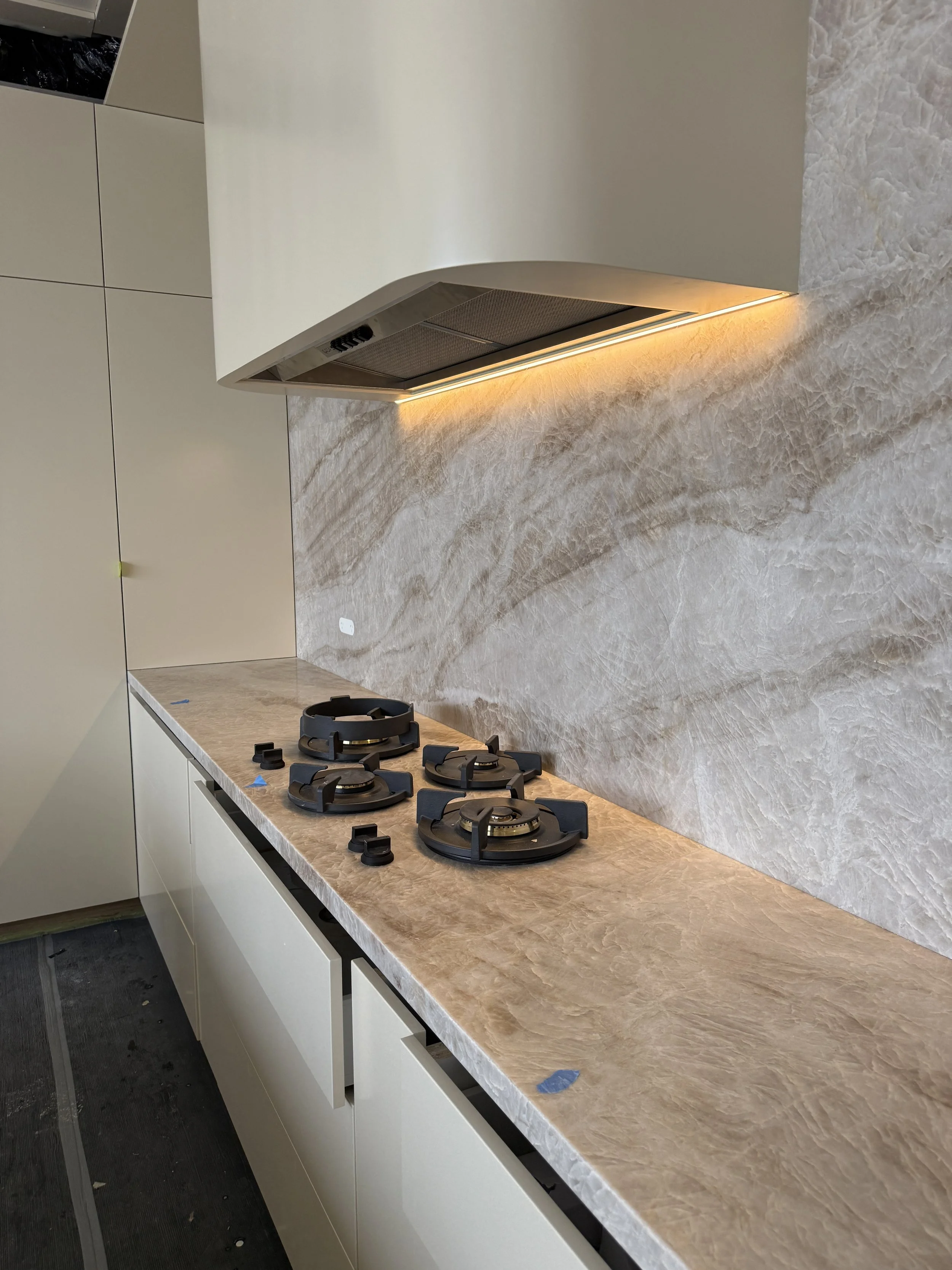Contemporary Melbourne kitchen and arched bar with light timber cabinetry, marble splashback, and brass accents, designed by TID Studio Sydney