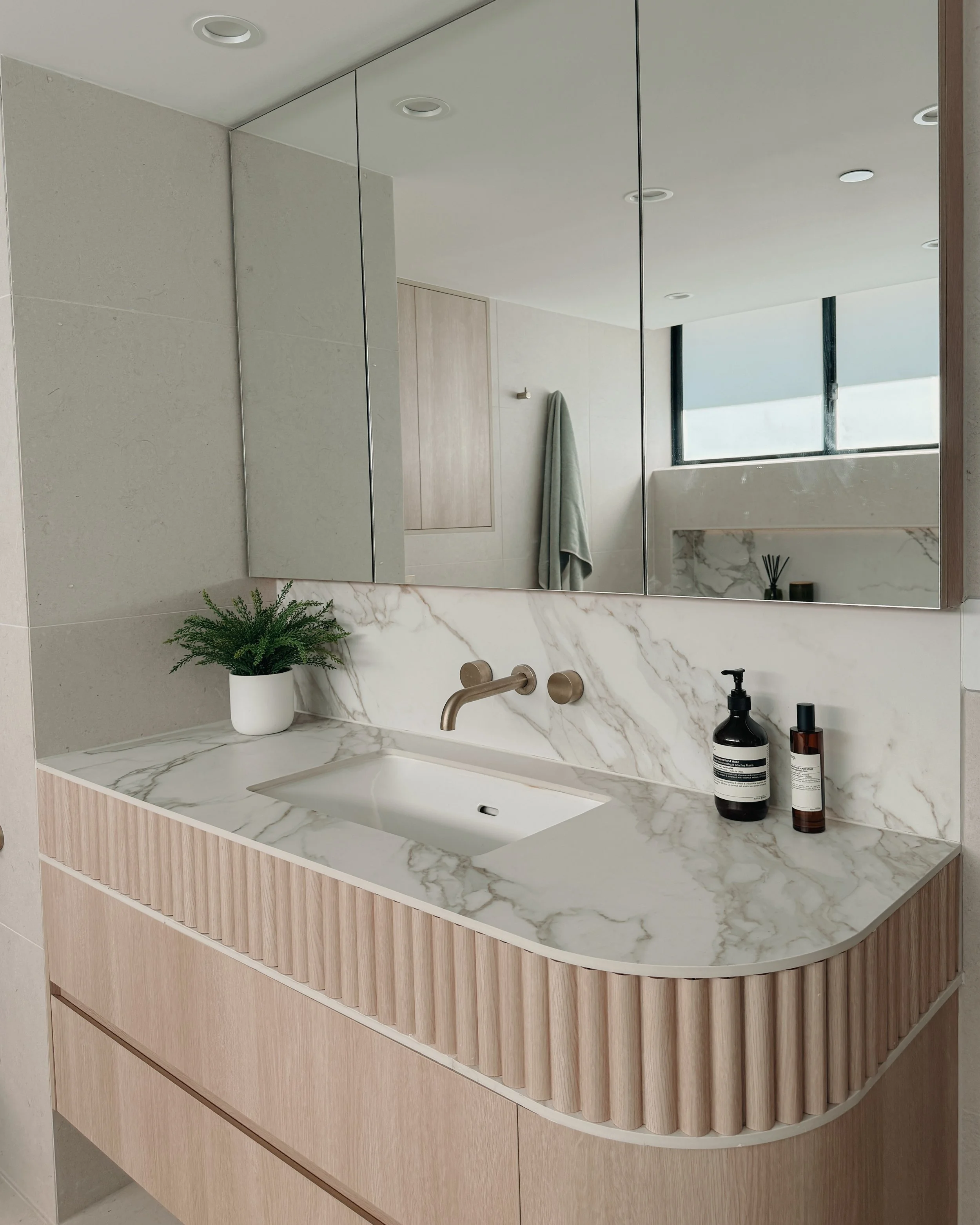 tid-studio-sydney-oceanview-apartment-gold-coast-ensuite-remodel-modern-coastal-condo-bathroom-renovation-freestanding-bathtub-contemporary-interior-design-1.JPG