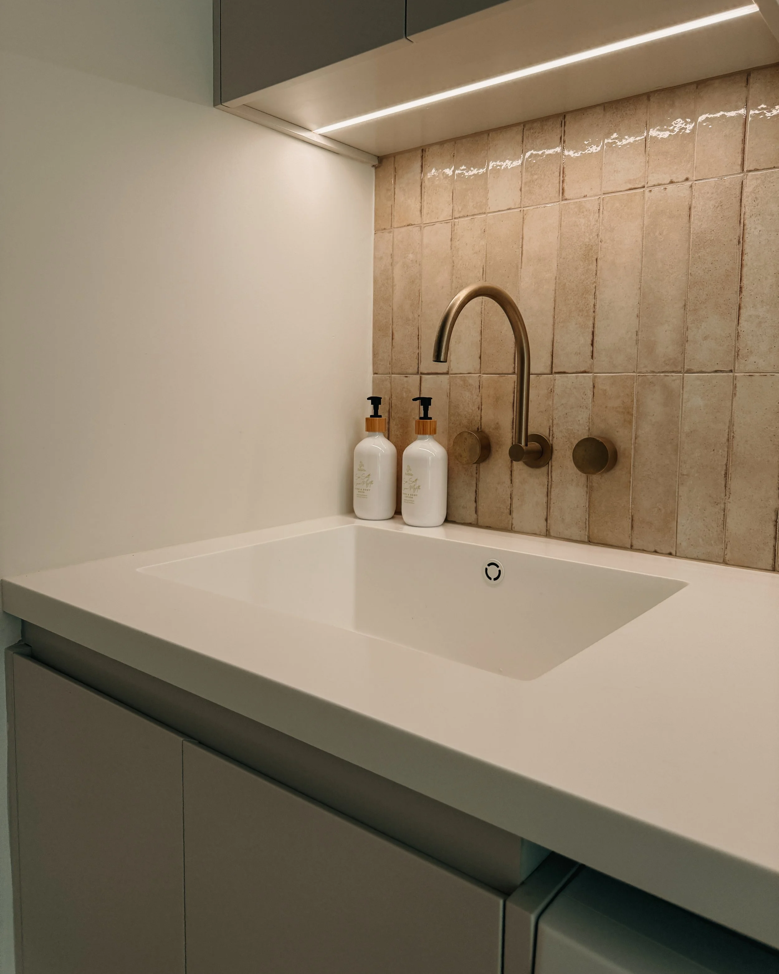 Modern laundry, and warm tones — coastal apartment in Gold Coast designed by TID Studio Sydney
