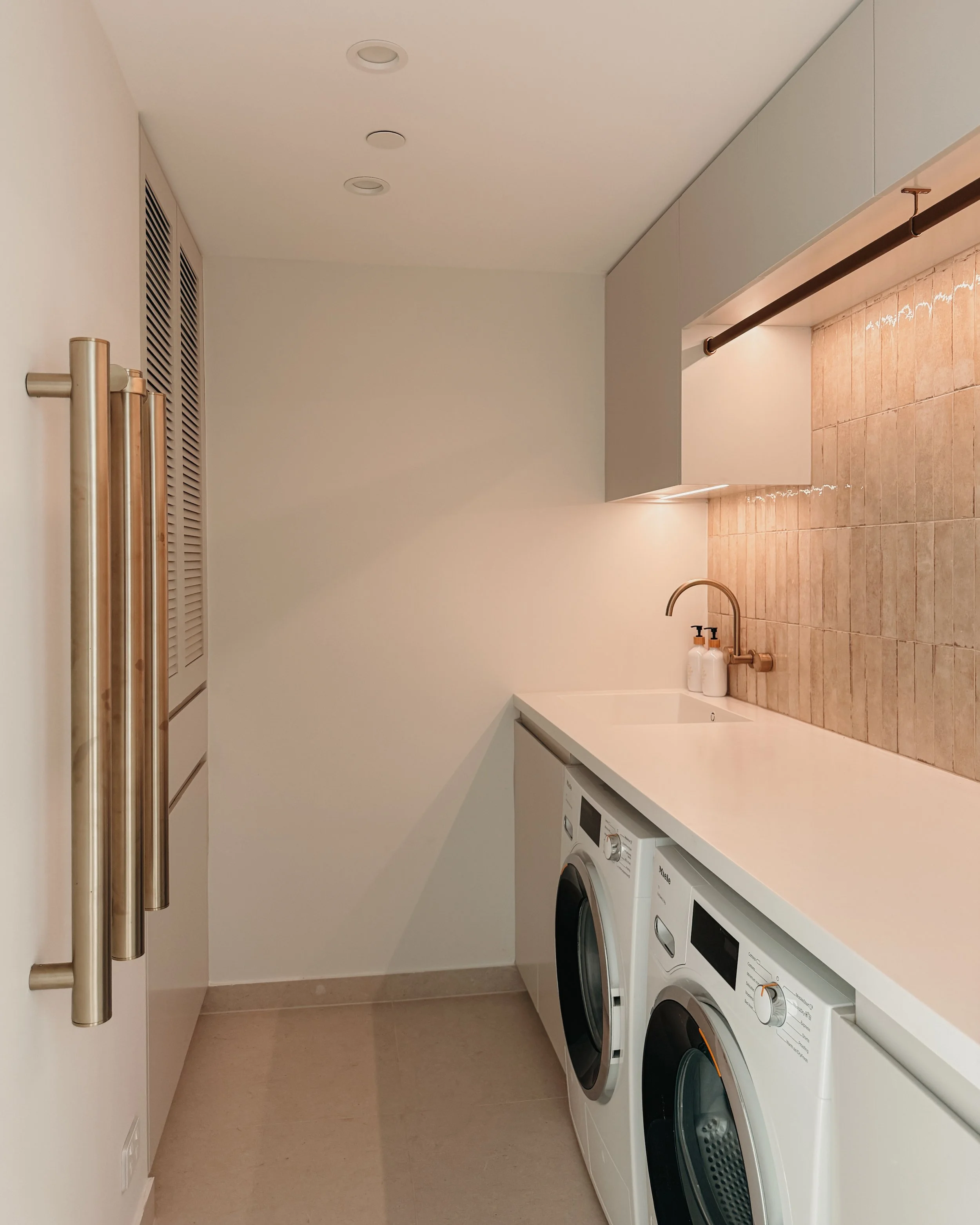 Modern laundry, and warm tones — coastal apartment in Gold Coast designed by TID Studio Sydney