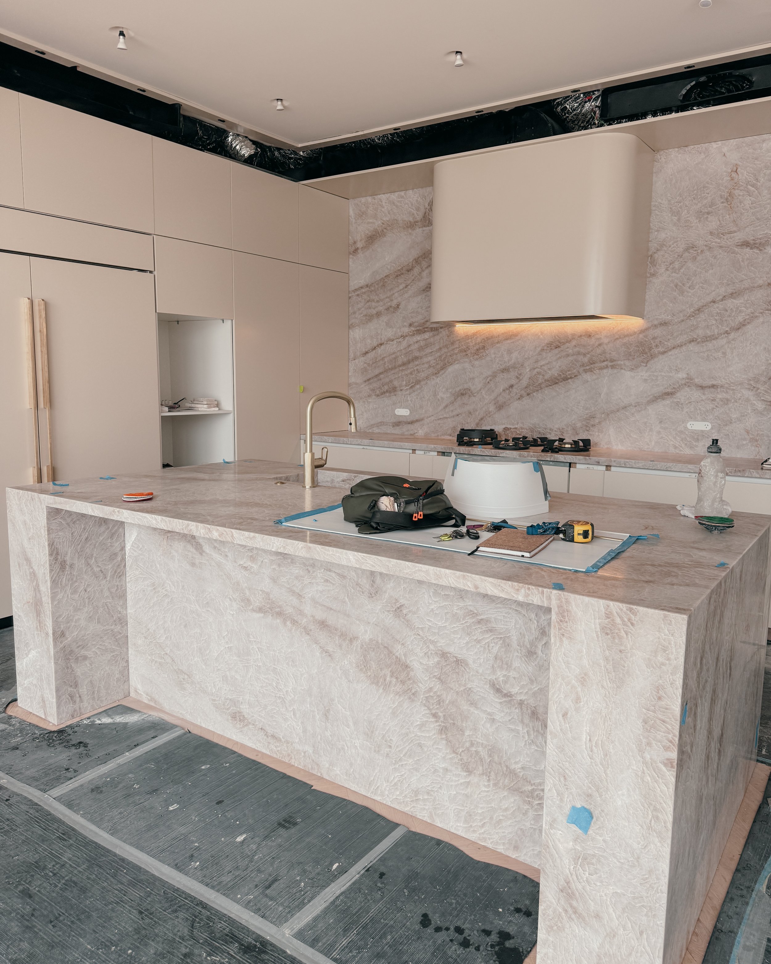 Contemporary Melbourne kitchen and arched bar with light timber cabinetry, marble splashback, and brass accents, designed by TID Studio Sydney